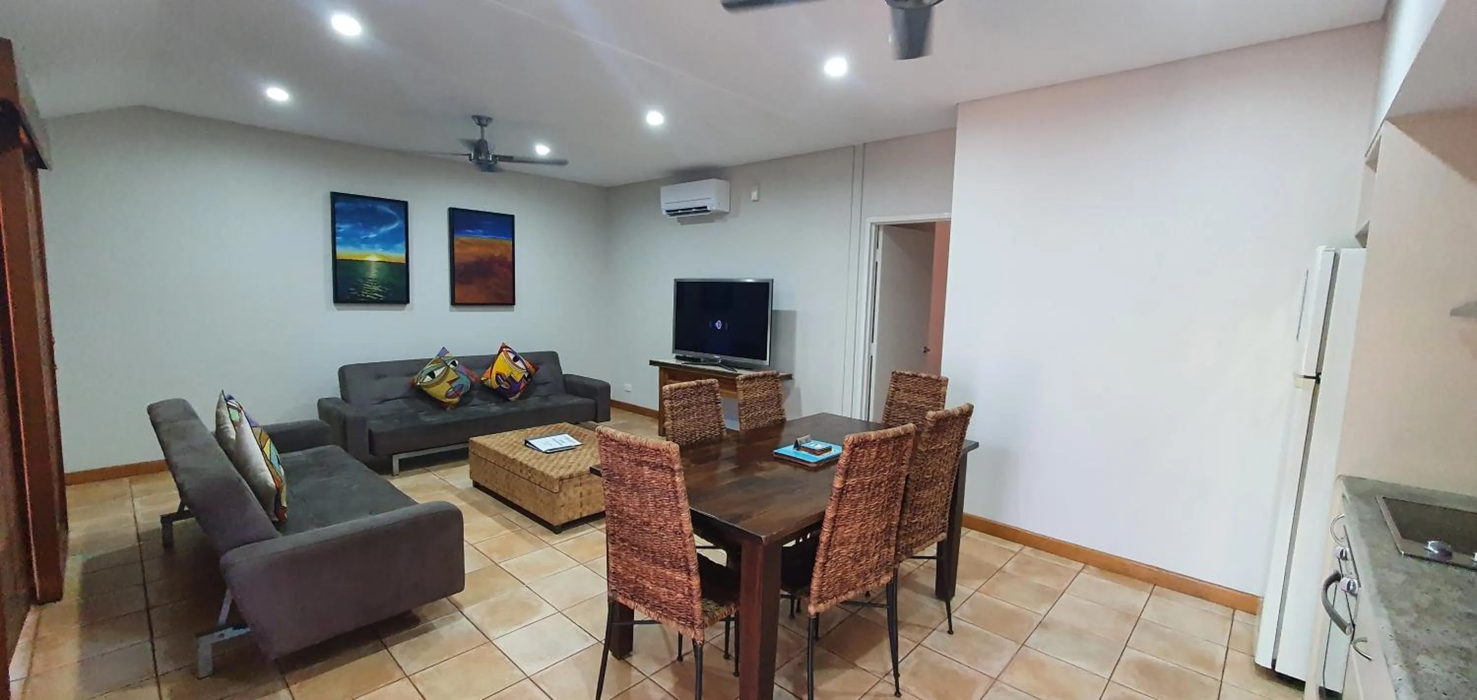 TV and multimedia in Samson Beach Chalets