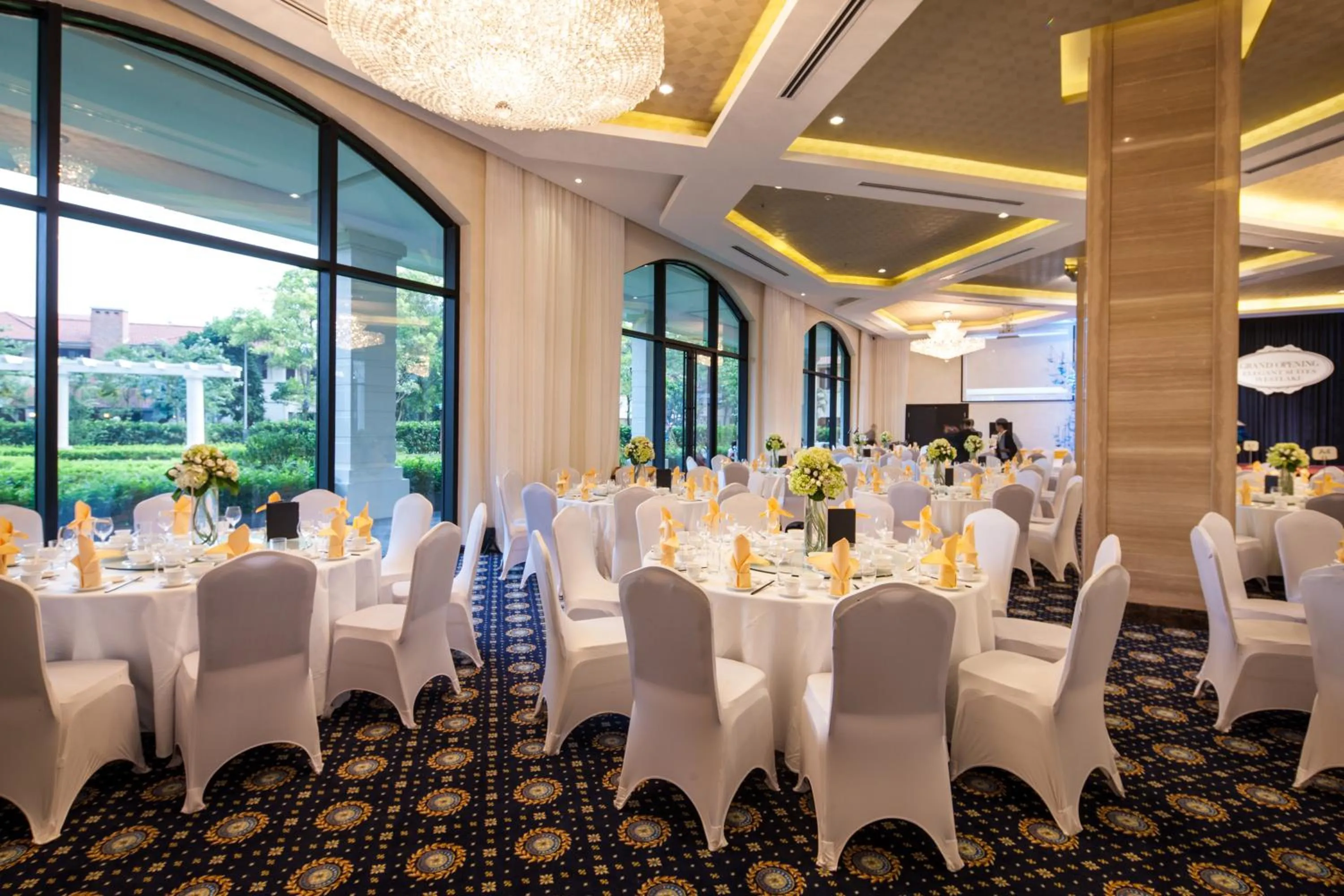 Garden in Elegant Suites Westlake