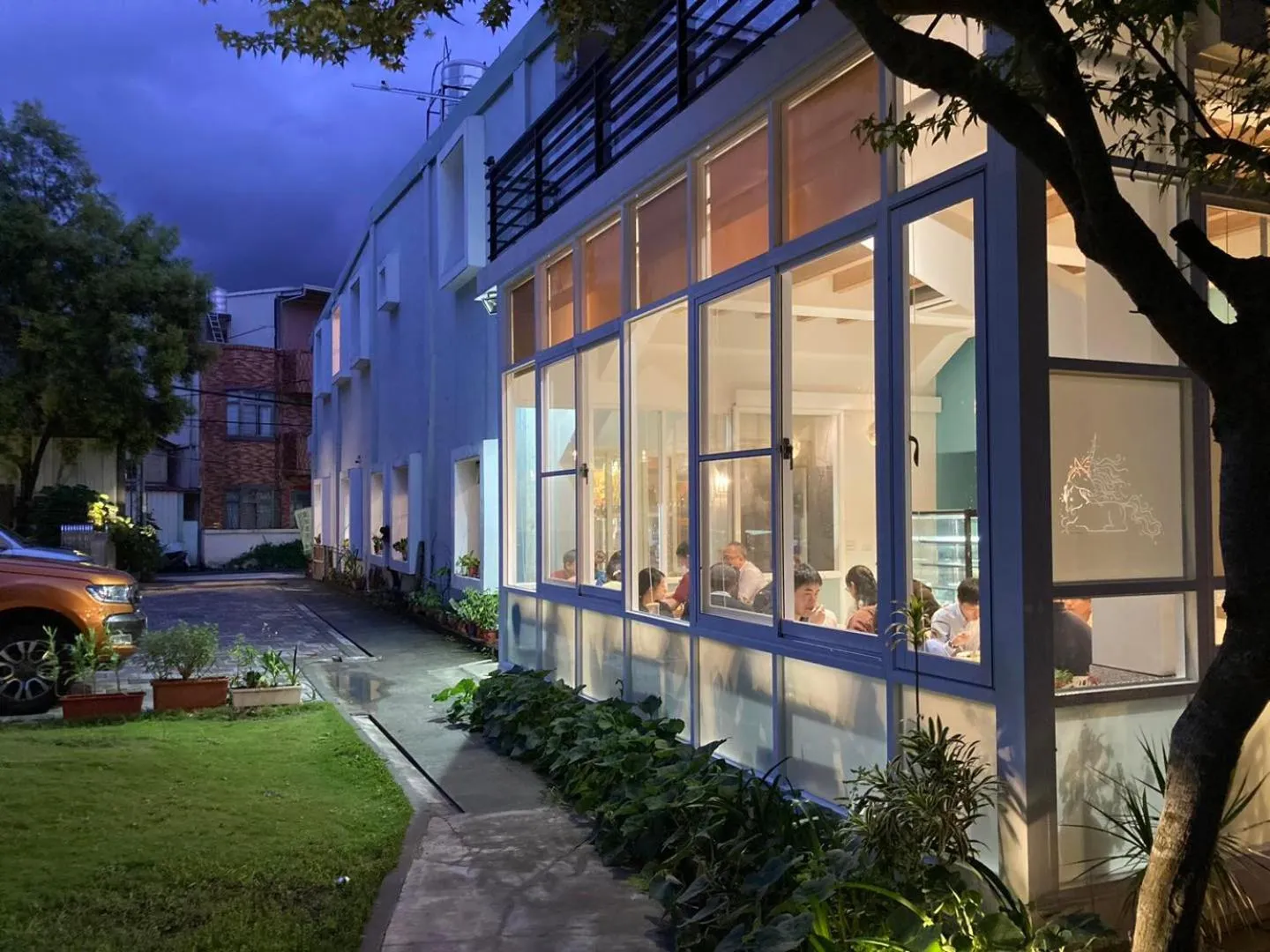 Restaurant/places to eat in REST Book & Bed