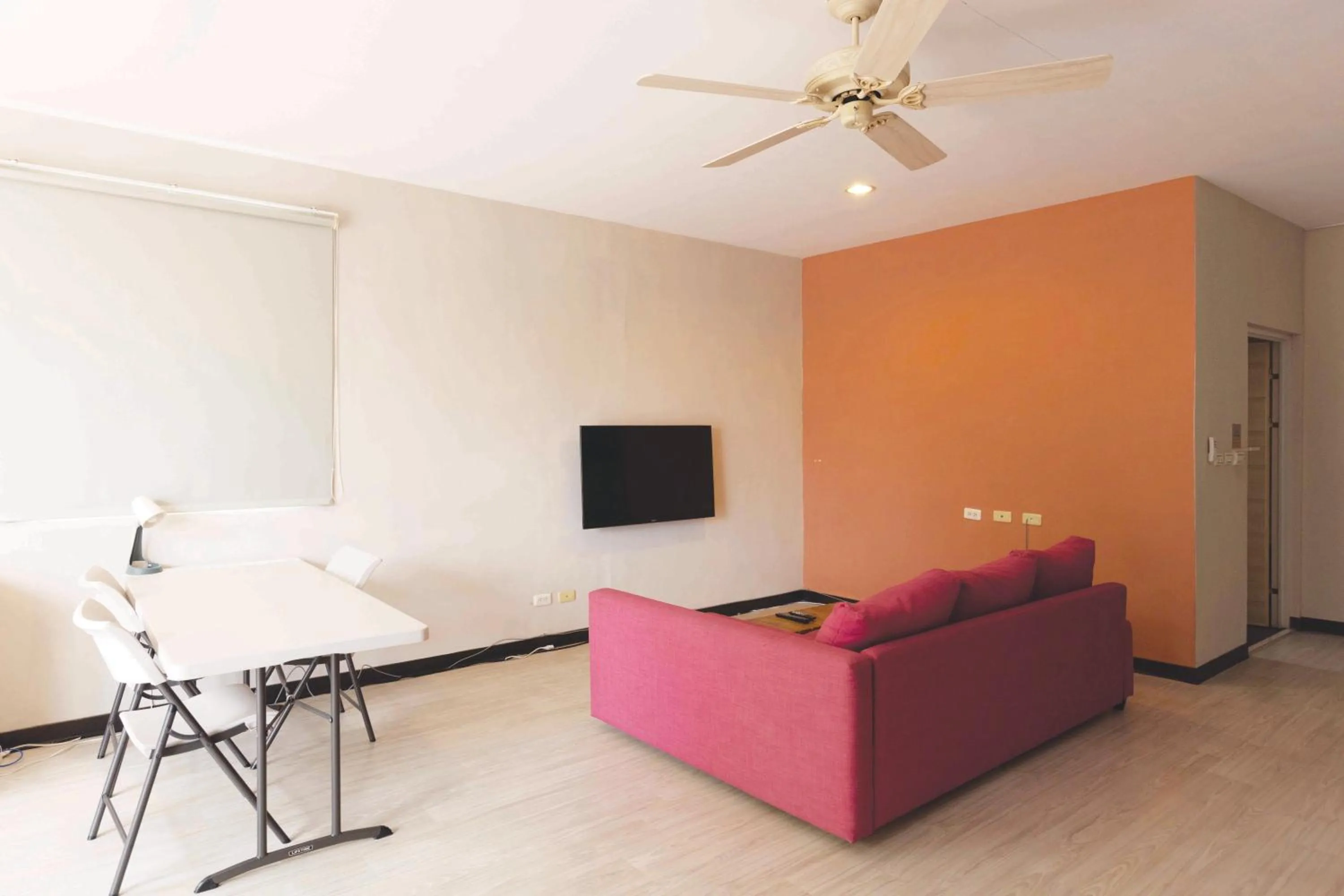 Communal lounge/ TV room in REST Book & Bed