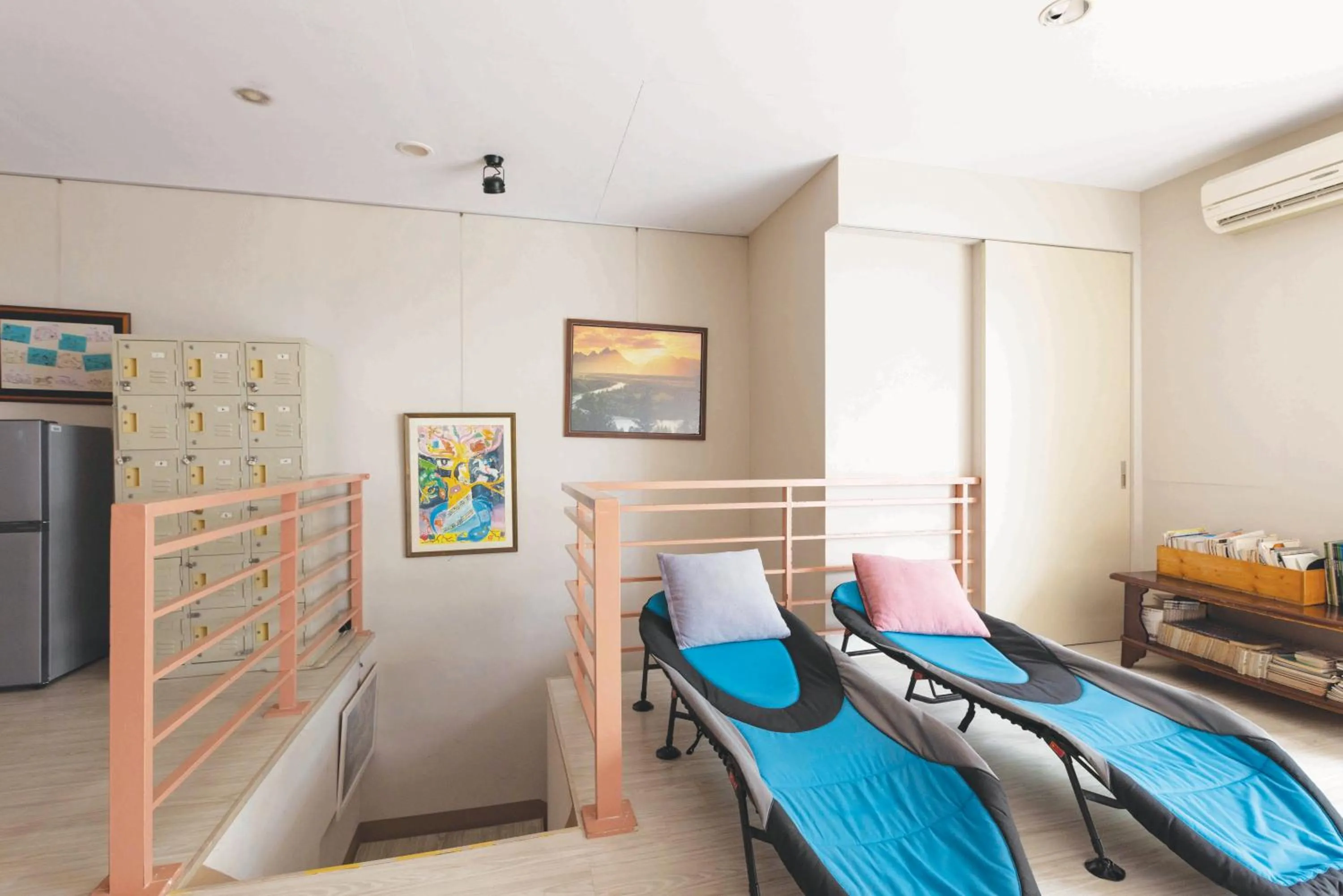 Communal lounge/ TV room in REST Book & Bed