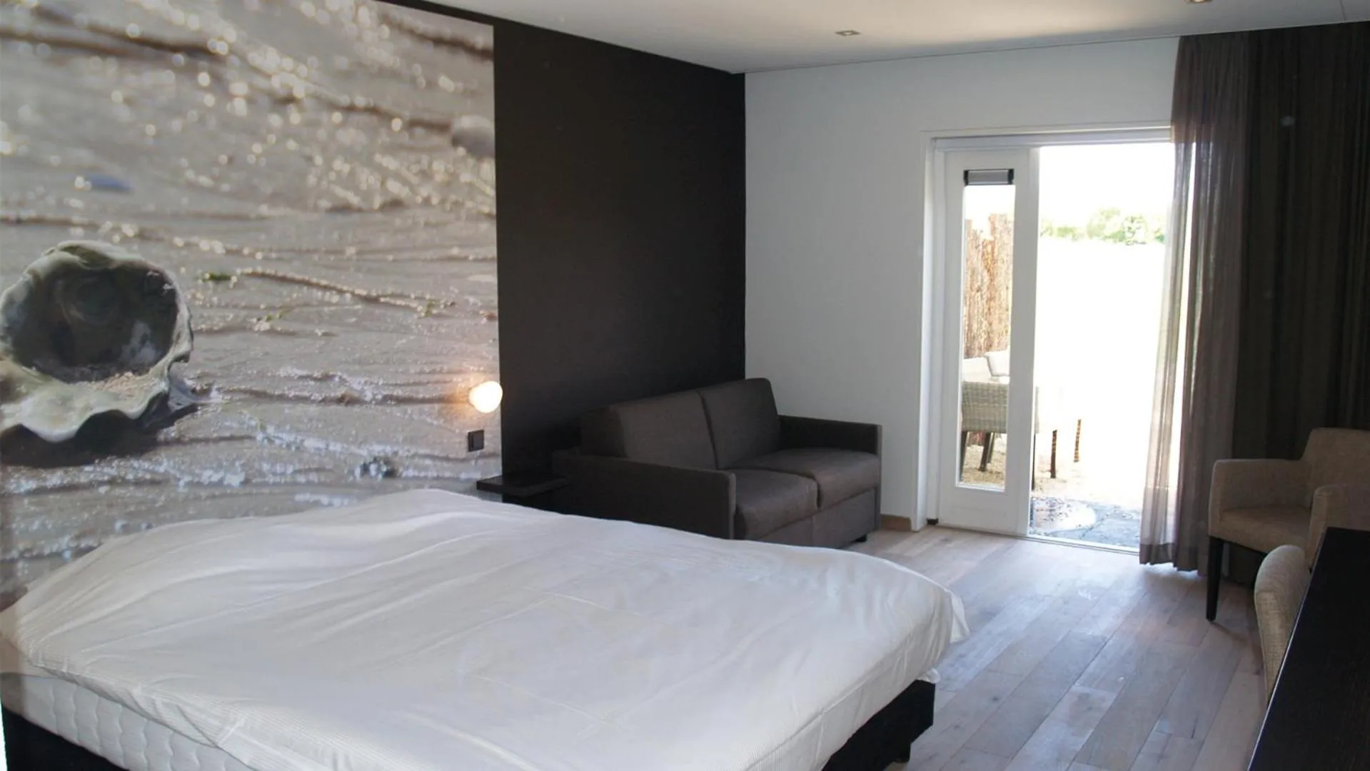 Photo of the whole room, Bed in Fletcher Landgoedhotel Renesse