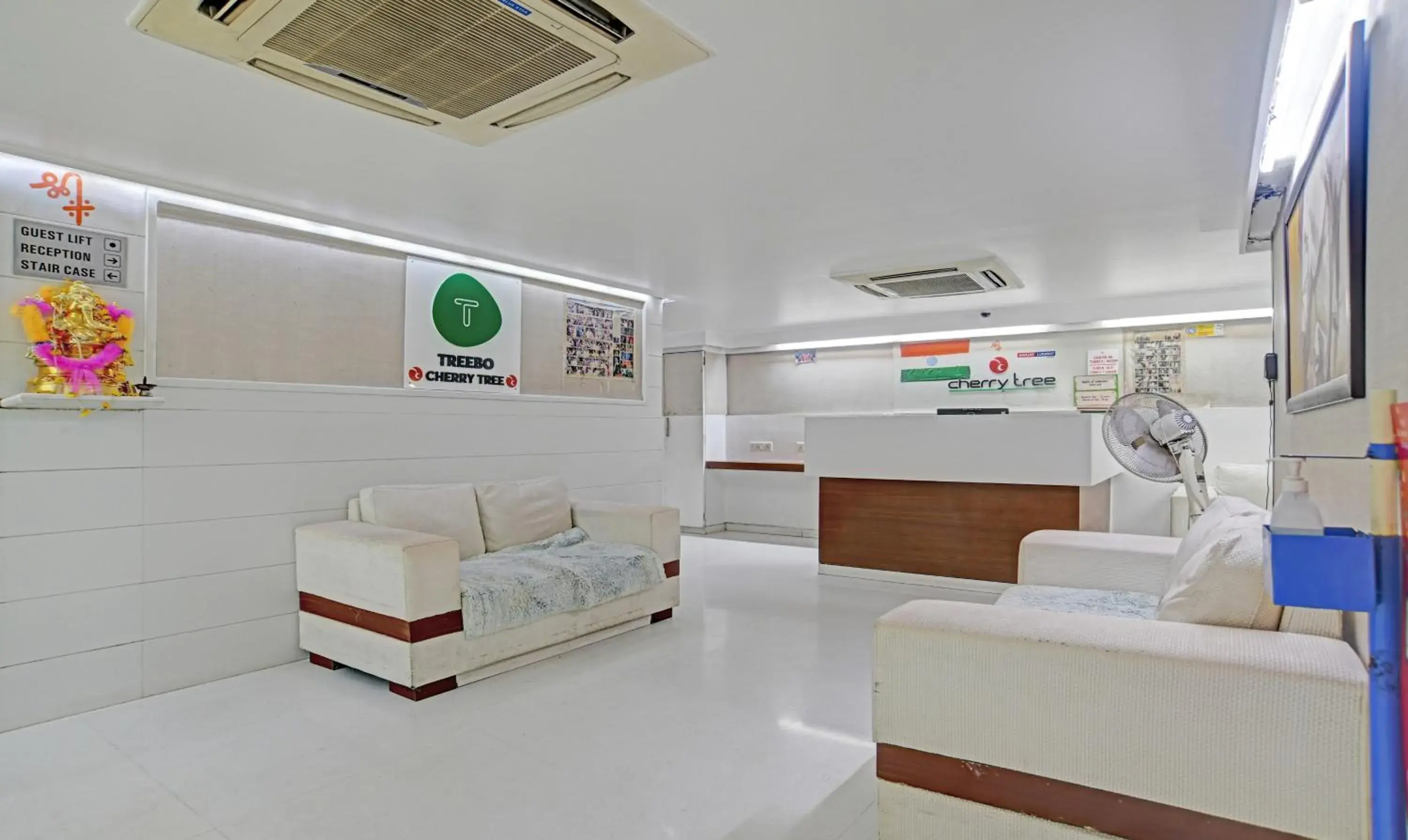 Lobby or reception in Treebo Trend Cherry Tree Lobby or reception in Treebo Trend Cherry Tree