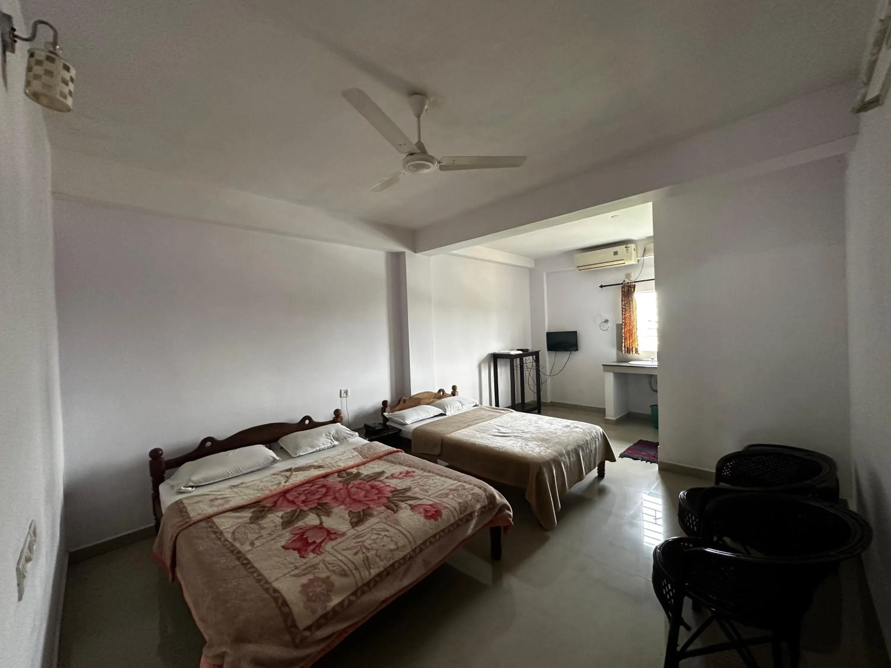 TV and multimedia, Bed in Dubai Hotel & Restaurant Kumarakom