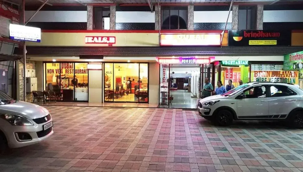 Property building in Dubai Hotel & Restaurant Kumarakom Property building in Dubai Hotel & Restaurant Kumarakom