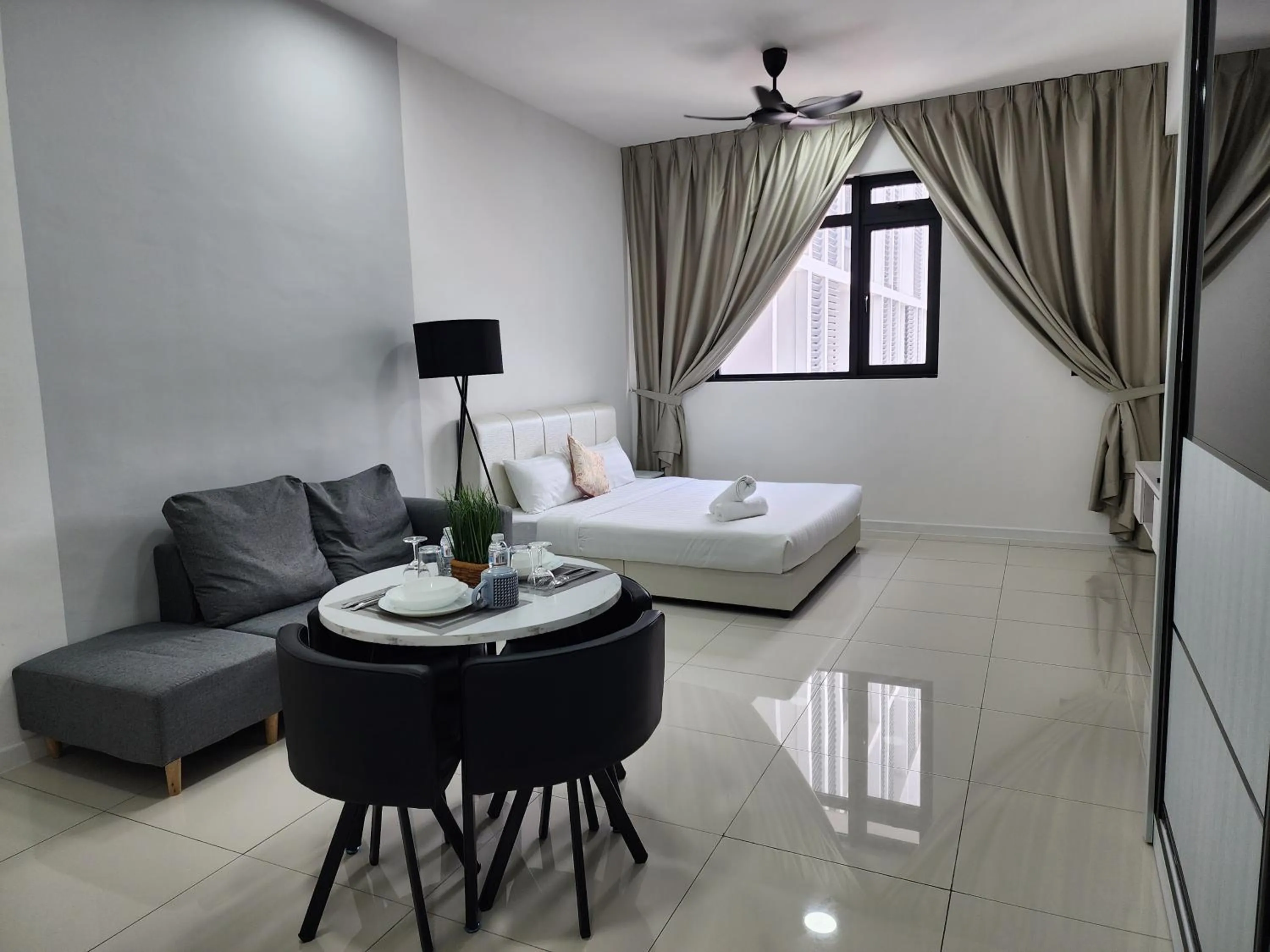 TV and multimedia, Bed in Chambers Suites KLCC Serviced Apartment