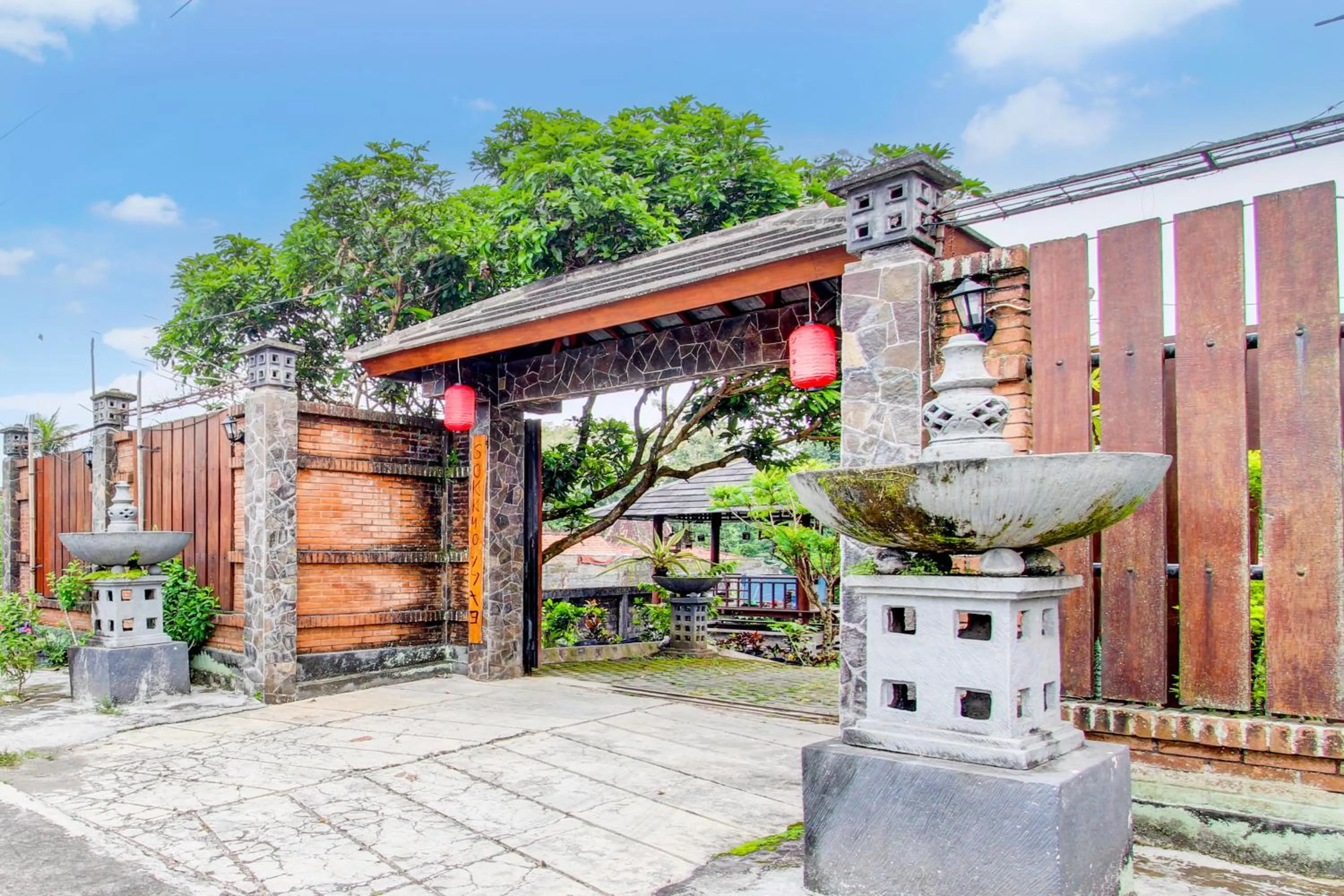 Facade/entrance in Capital O 93873 Sokkyo Homestay