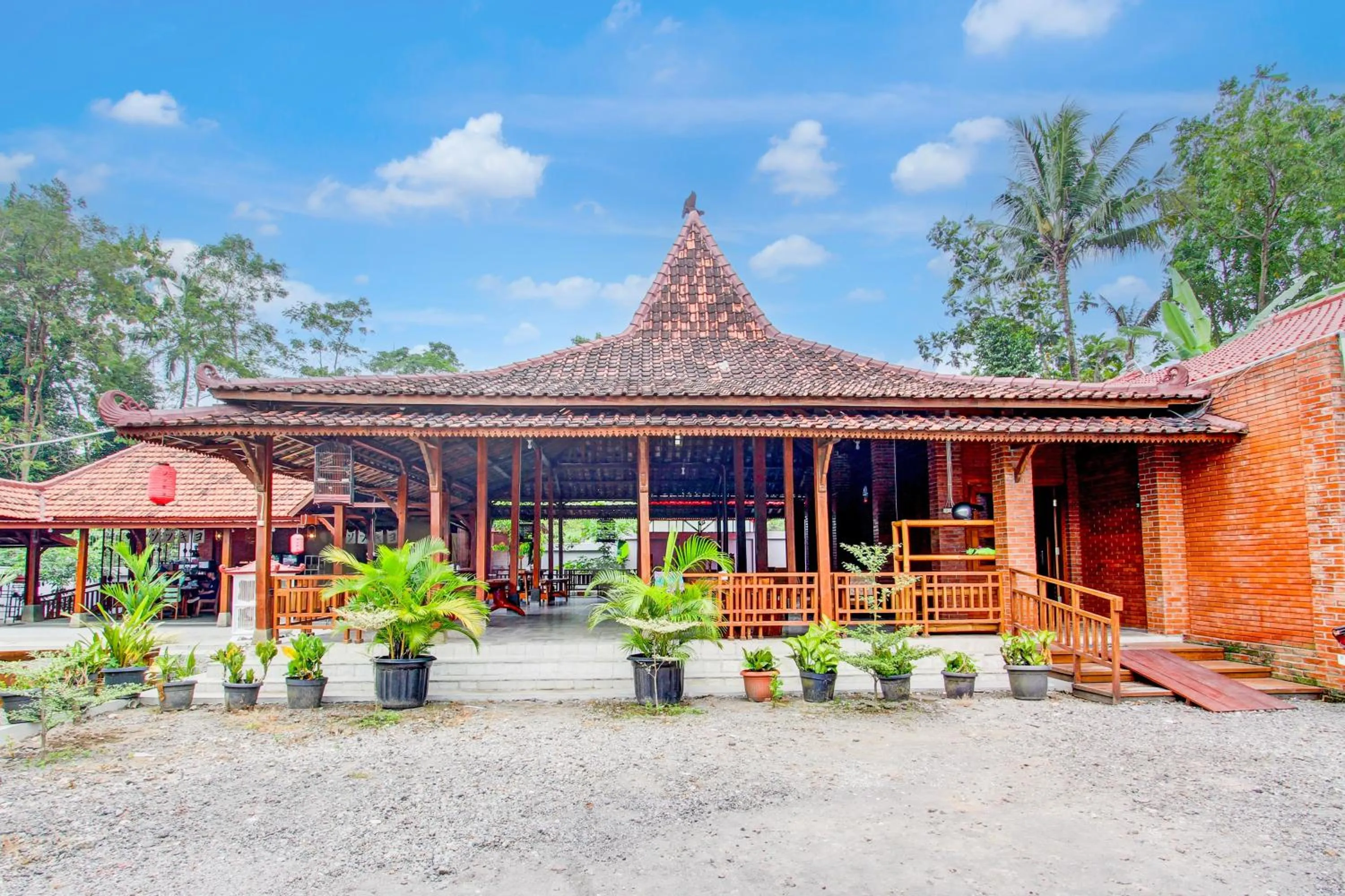 Facade/entrance in Capital O 93873 Sokkyo Homestay