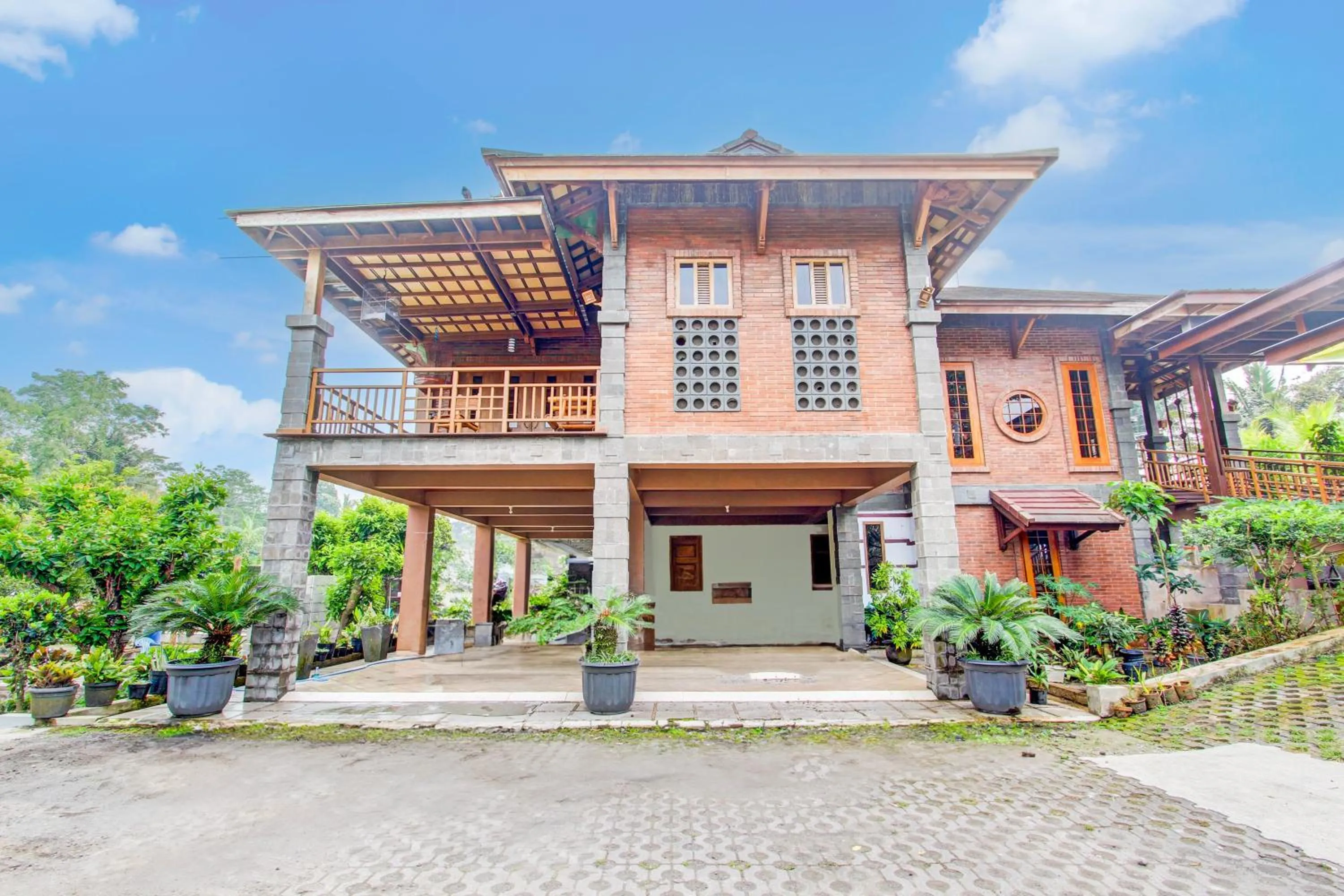 Facade/entrance in Capital O 93873 Sokkyo Homestay