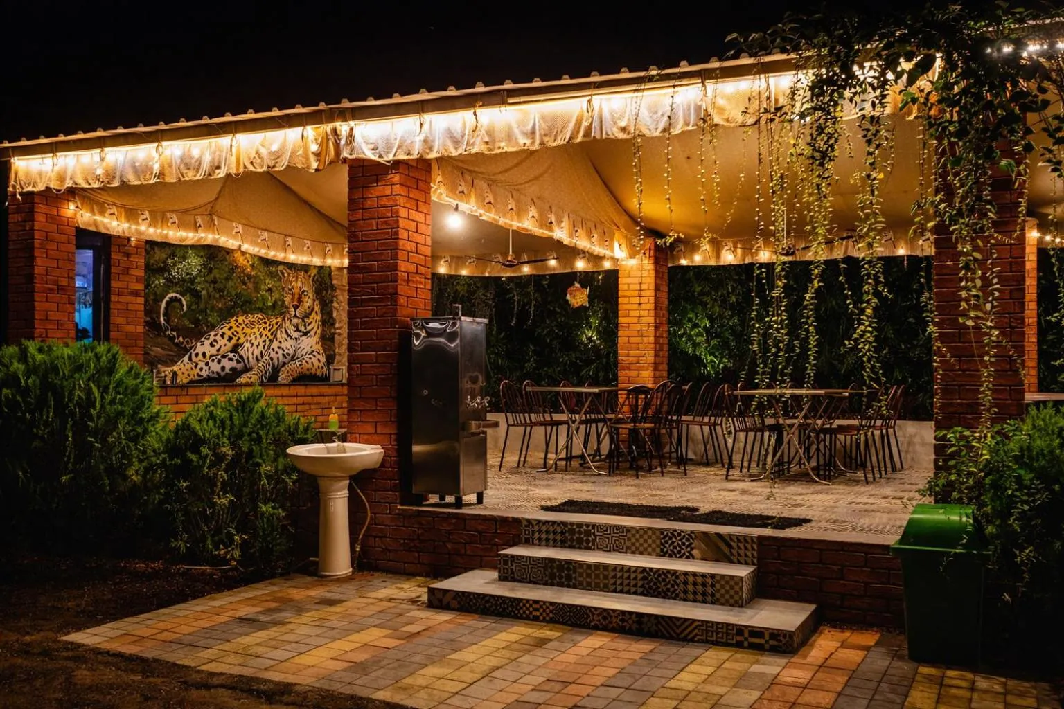 Restaurant/places to eat in Amber Resort