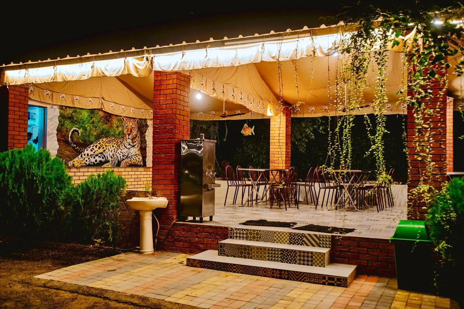 Restaurant/places to eat in Amber Resort