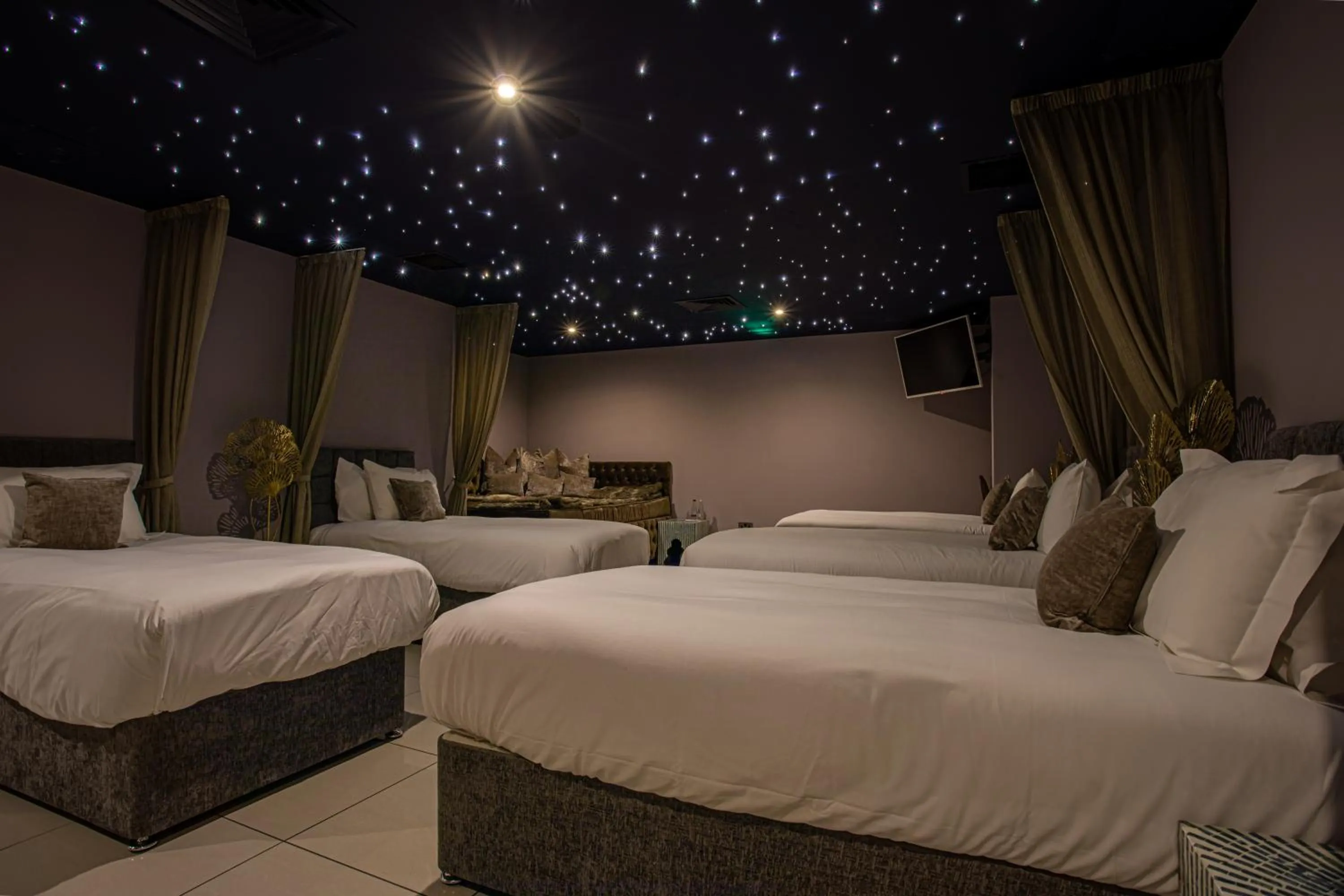 Bedroom, Bed in Waterton Park Hotel