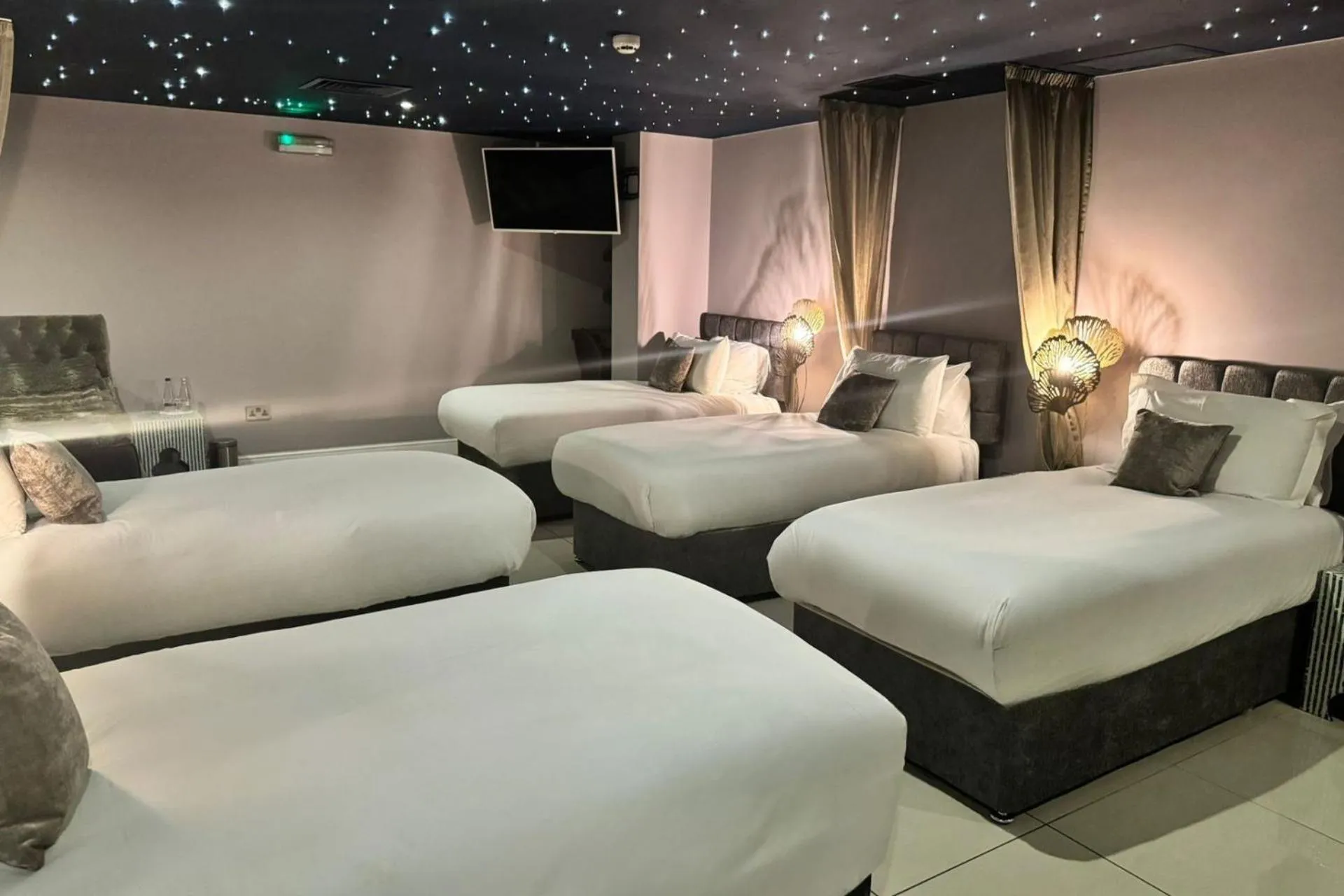 Bedroom, Bed in Waterton Park Hotel