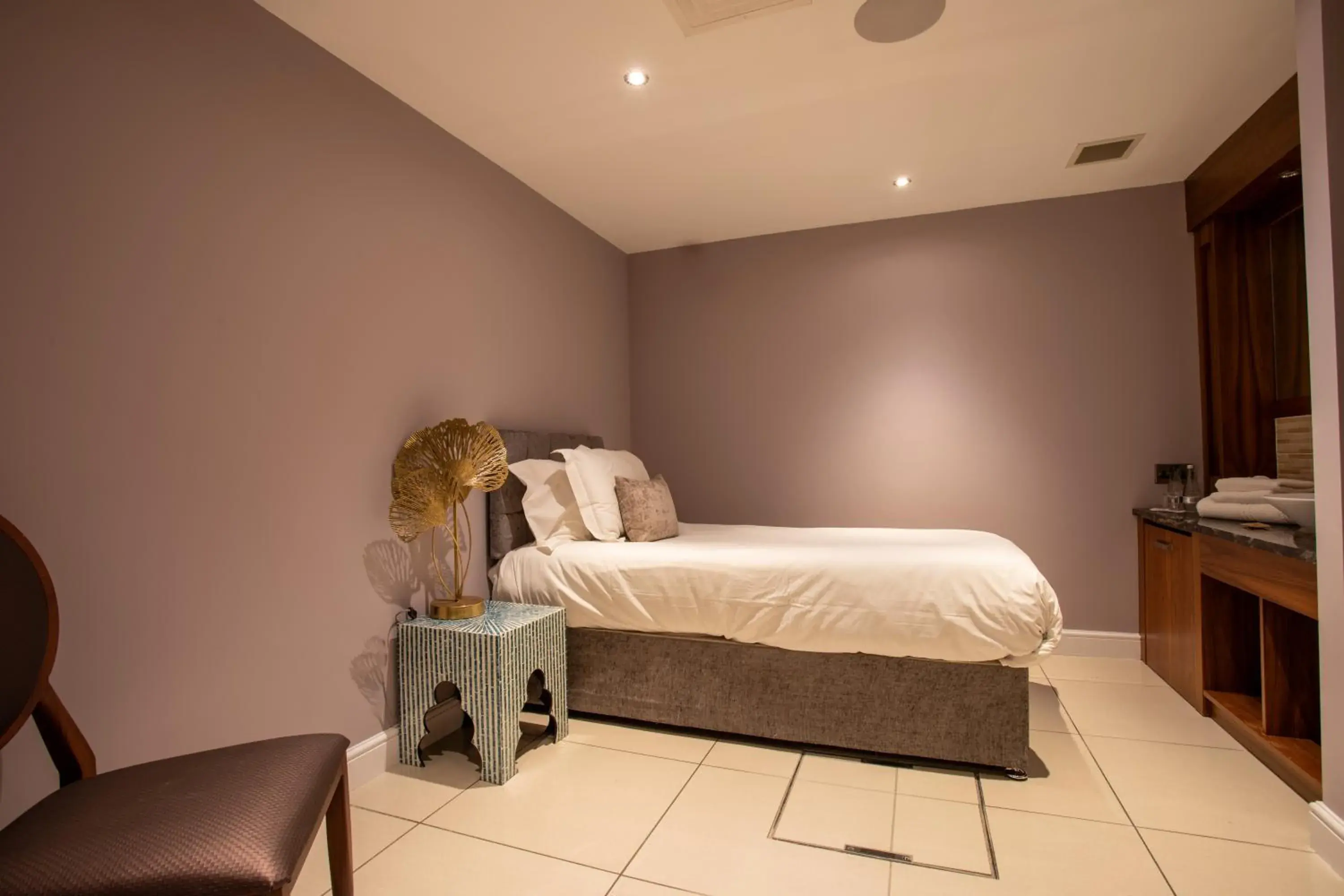 Bedroom, Bed in Waterton Park Hotel Bedroom, Bed in Waterton Park Hotel