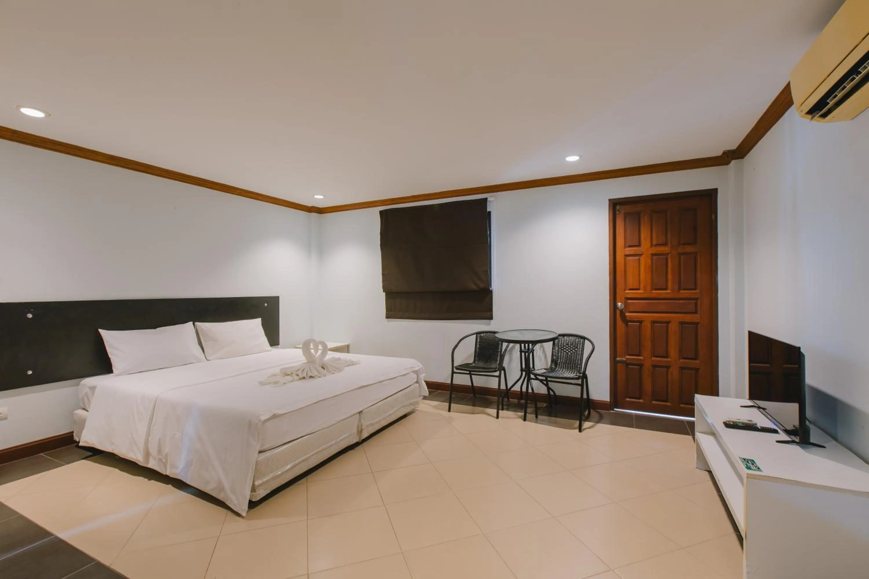 Photo of the whole room, Bed in Sunstar Palace Patong