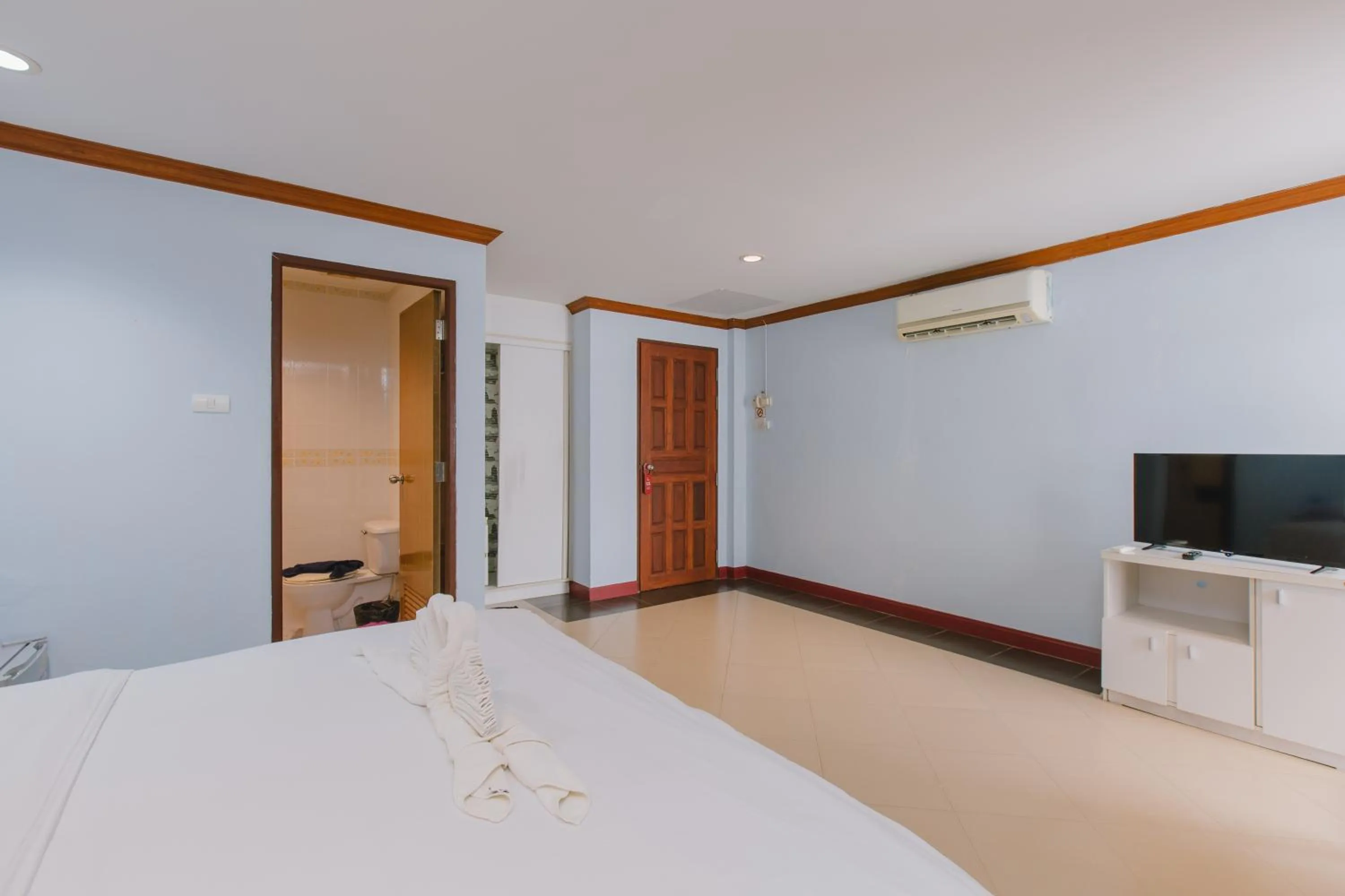 Photo of the whole room, Bed in Sunstar Palace Patong