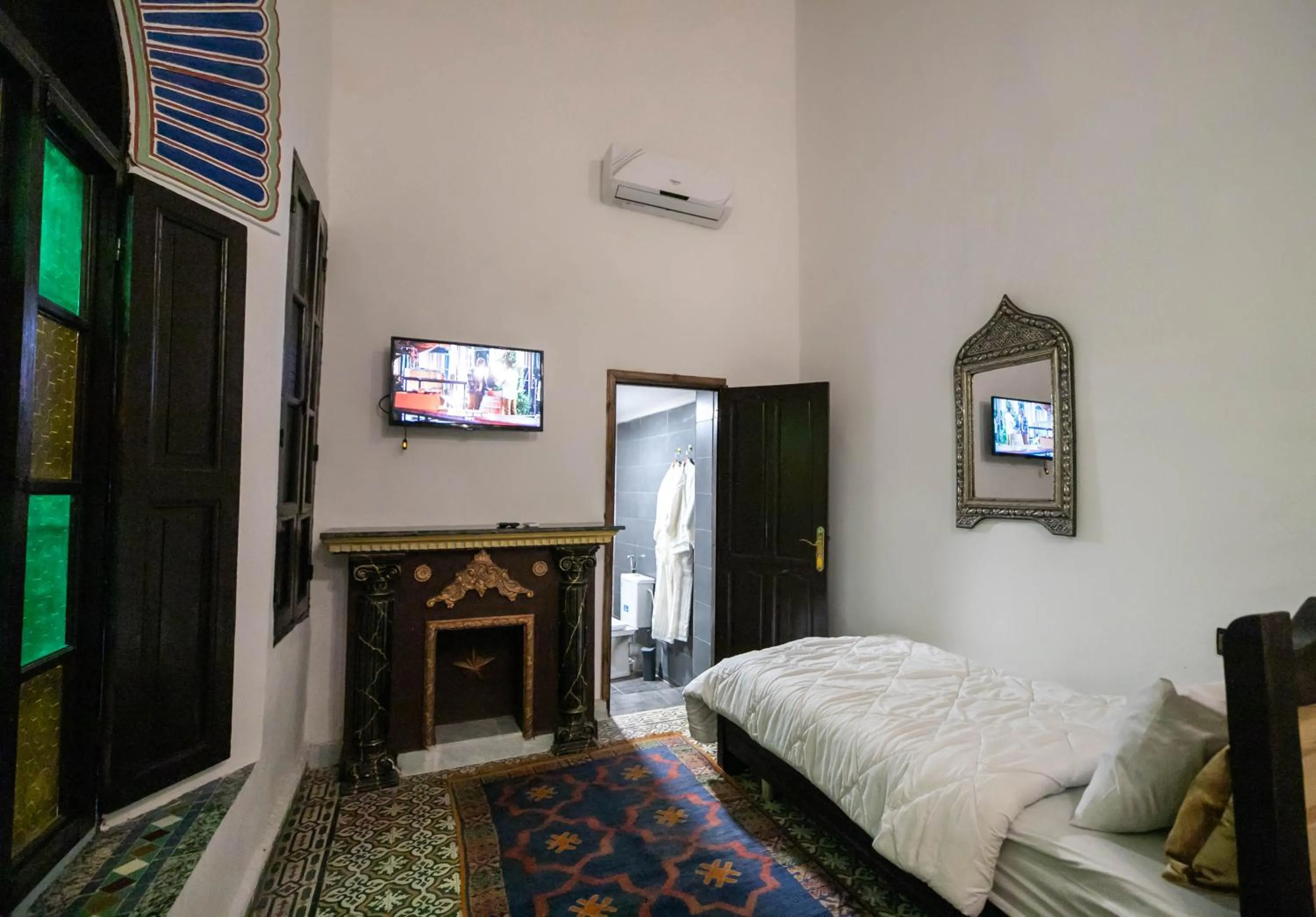 Communal lounge/ TV room, Bed in Palais Chahd Luxury