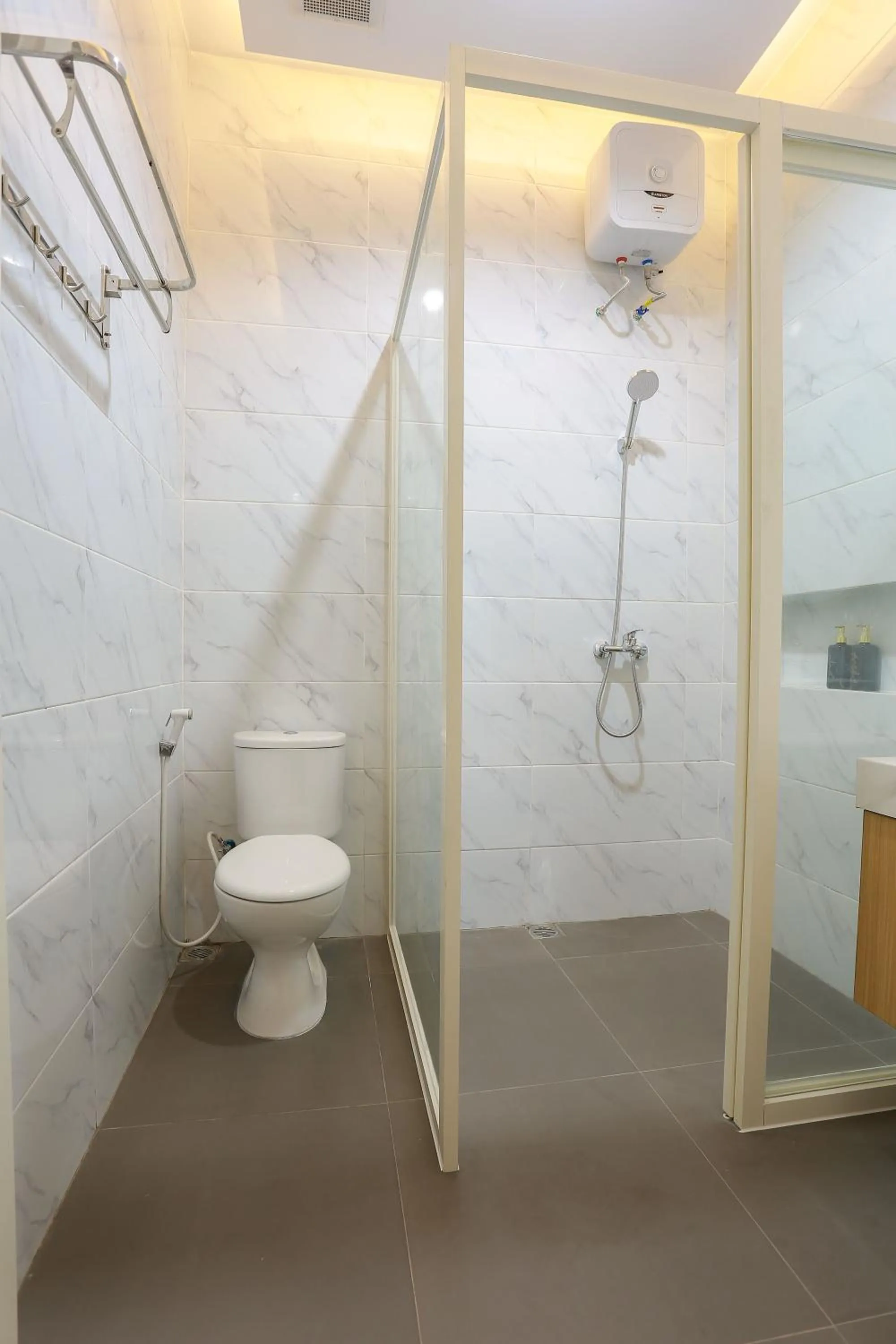 Shower in The Horizontal Hotel Pacitan