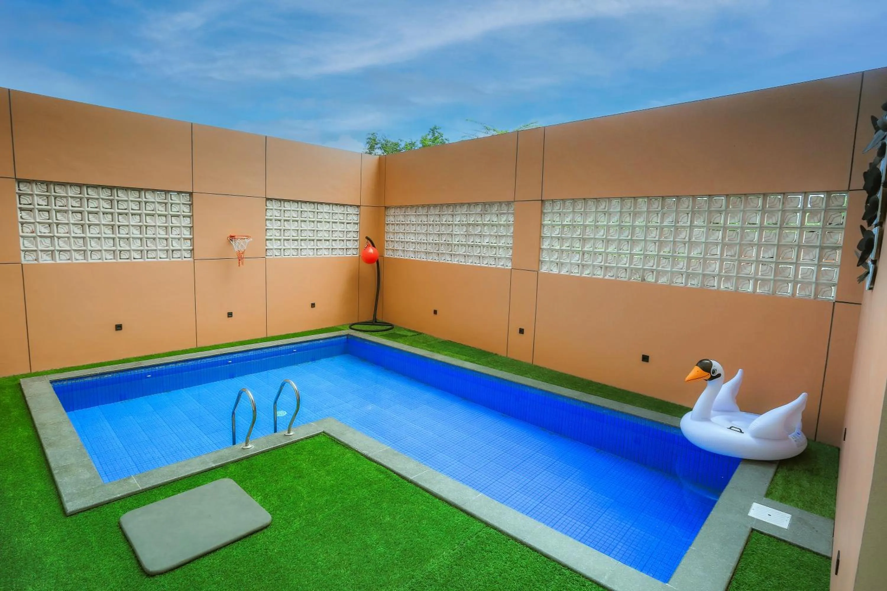 Swimming pool in The Horizontal Hotel Pacitan