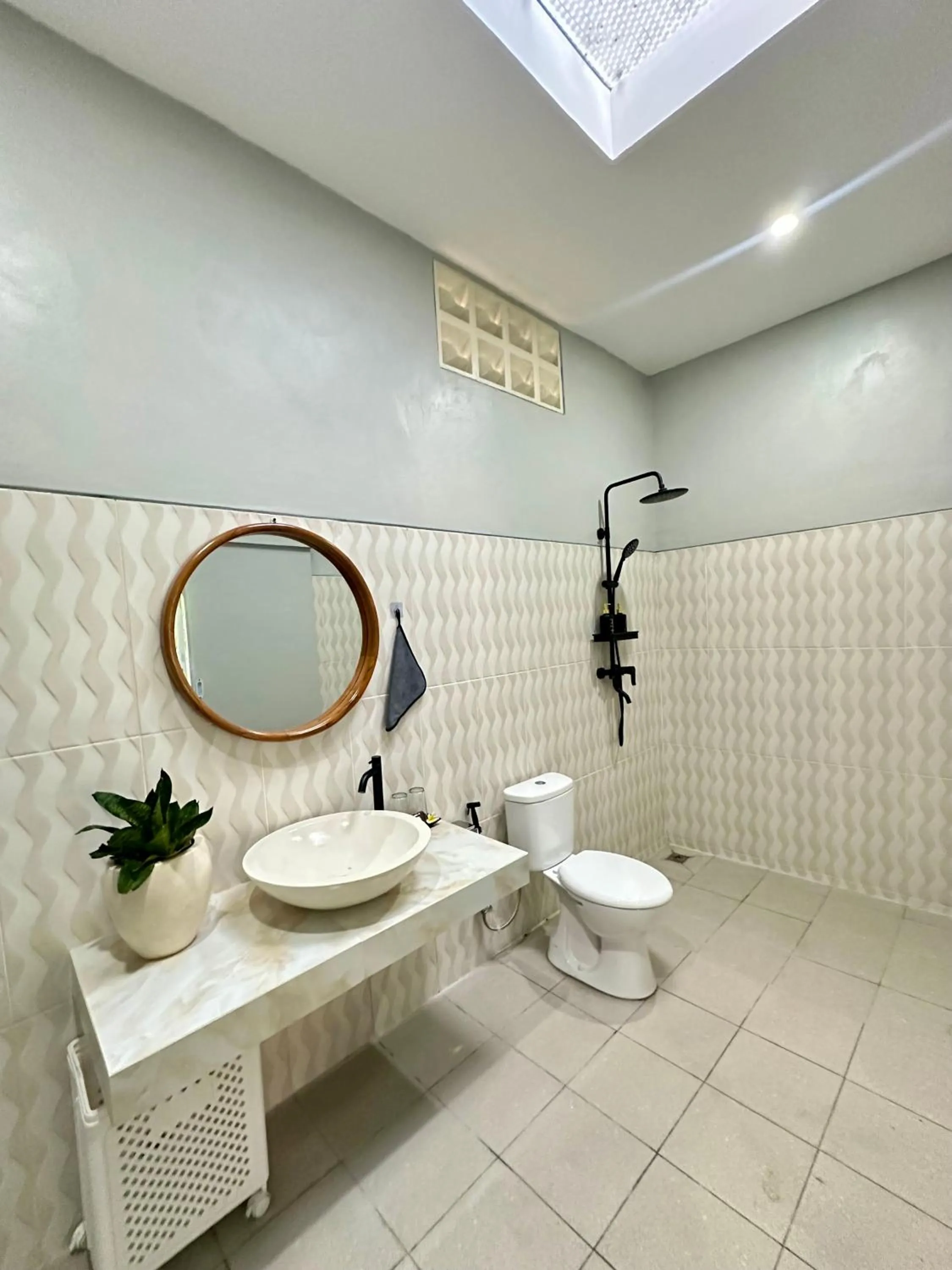 Bathroom in New Mekar Jaya Hotel