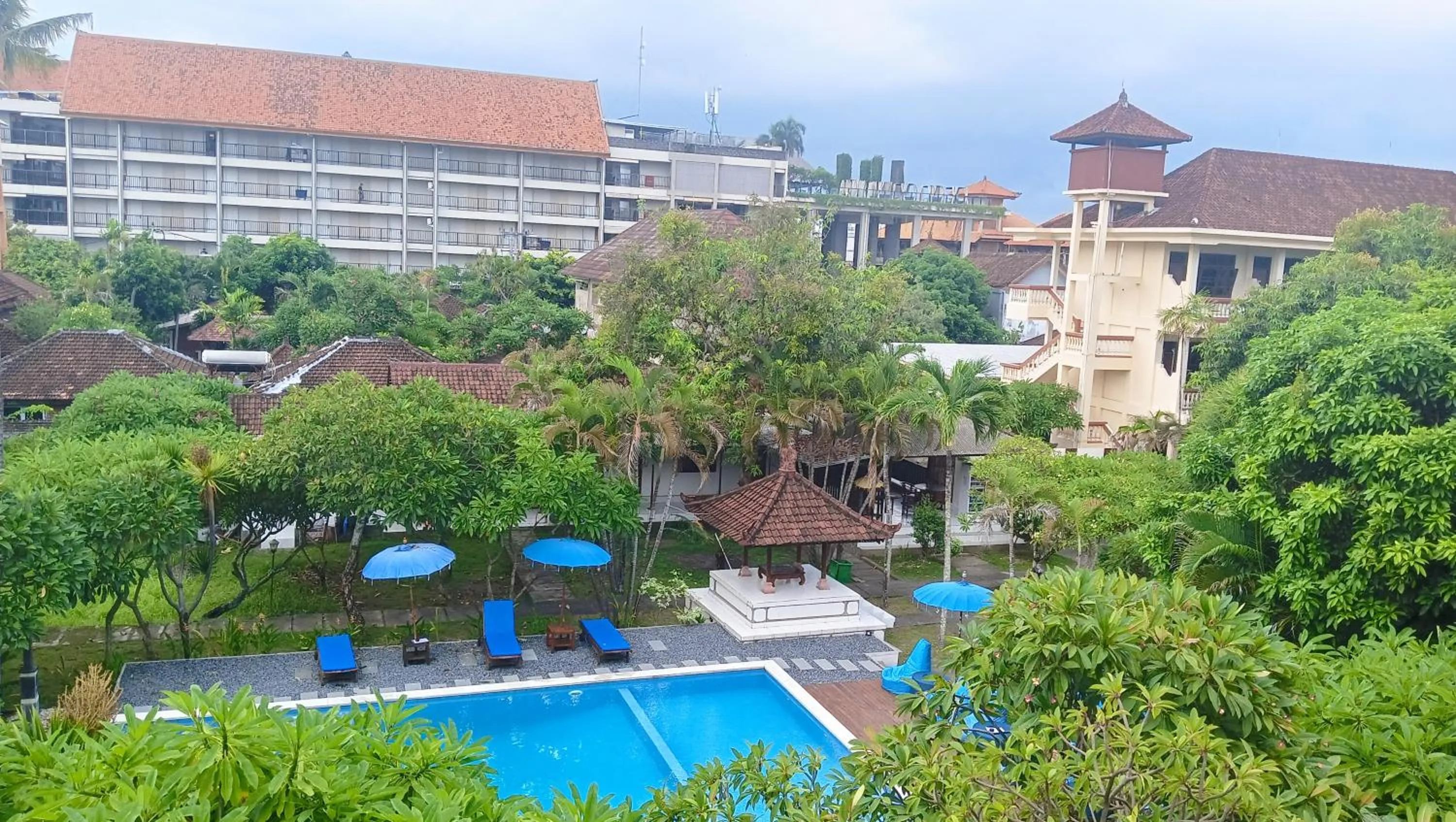 Swimming pool in New Mekar Jaya Hotel