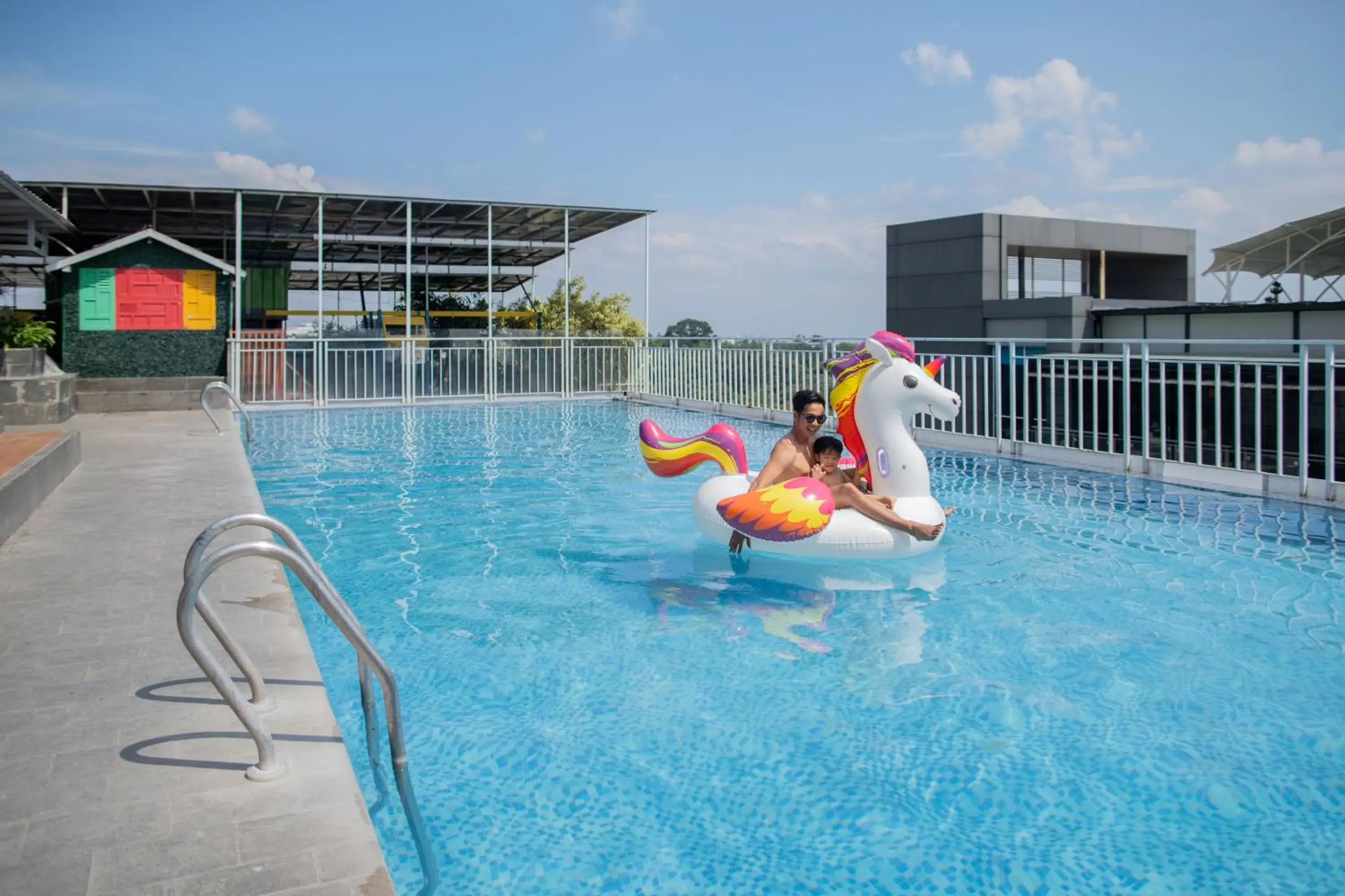 Swimming pool in Grand Tjokro Premiere Bandung Swimming pool in Grand Tjokro Premiere Bandung