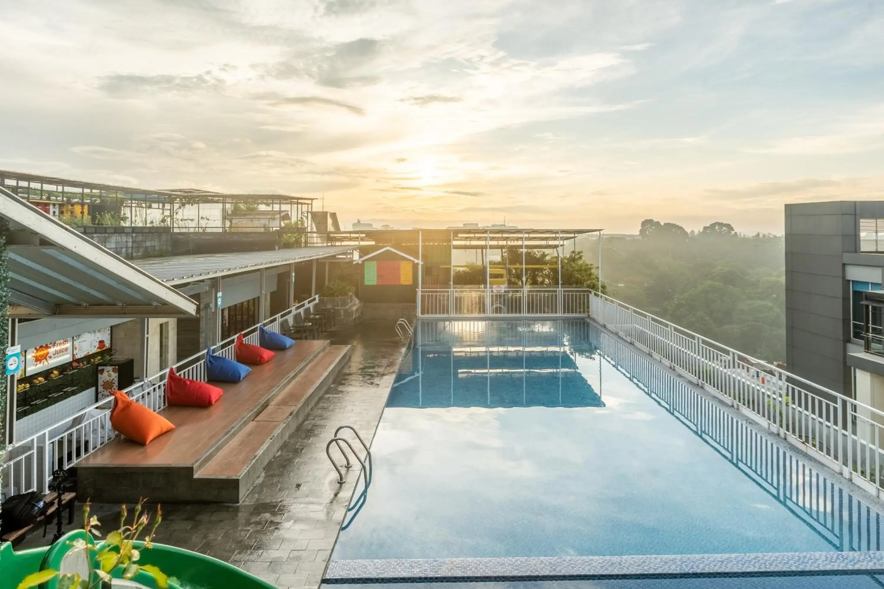 Swimming pool in Grand Tjokro Premiere Bandung Swimming pool in Grand Tjokro Premiere Bandung