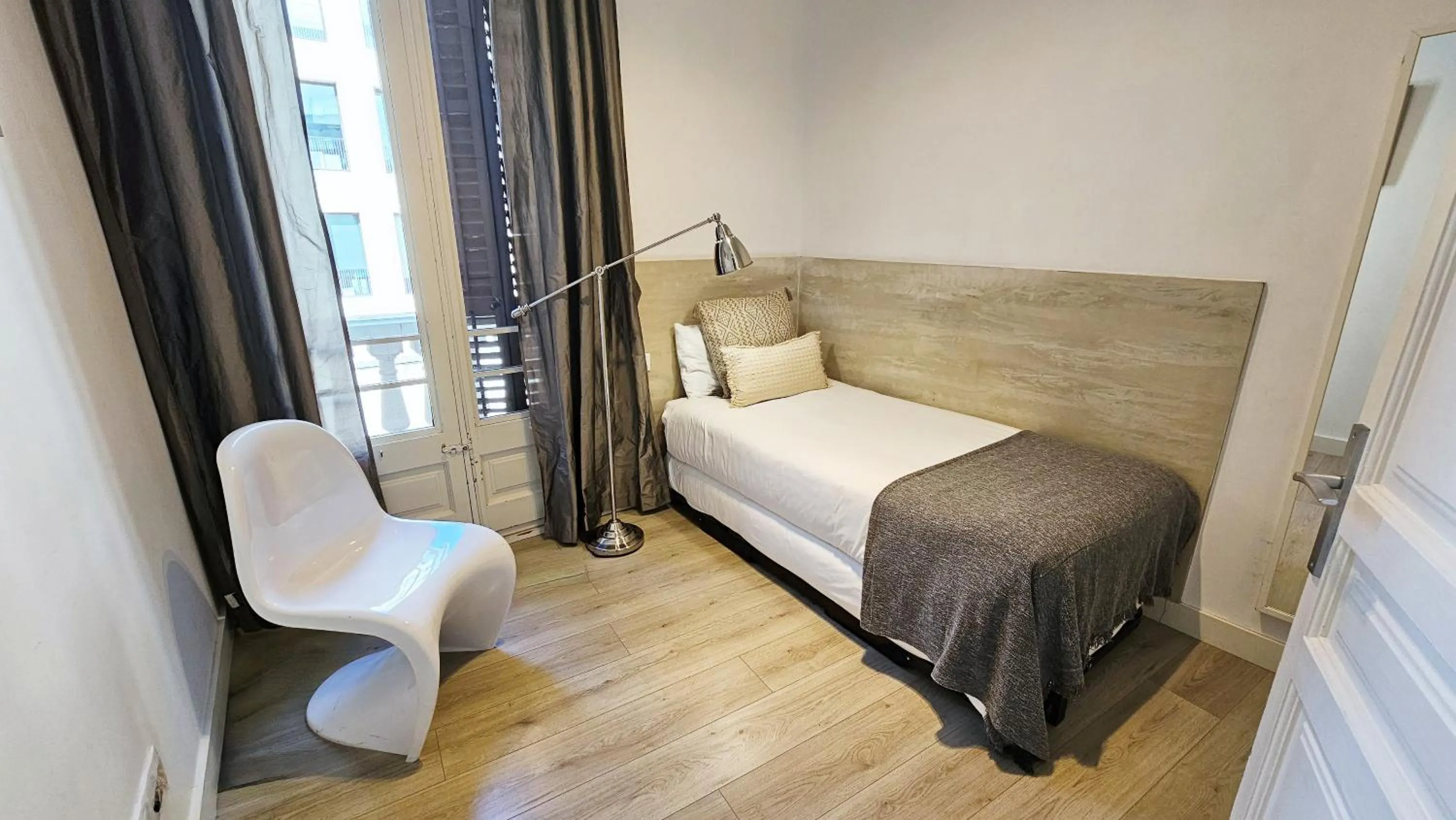 Bedroom, Bed in Click&Flat Seneca Suites