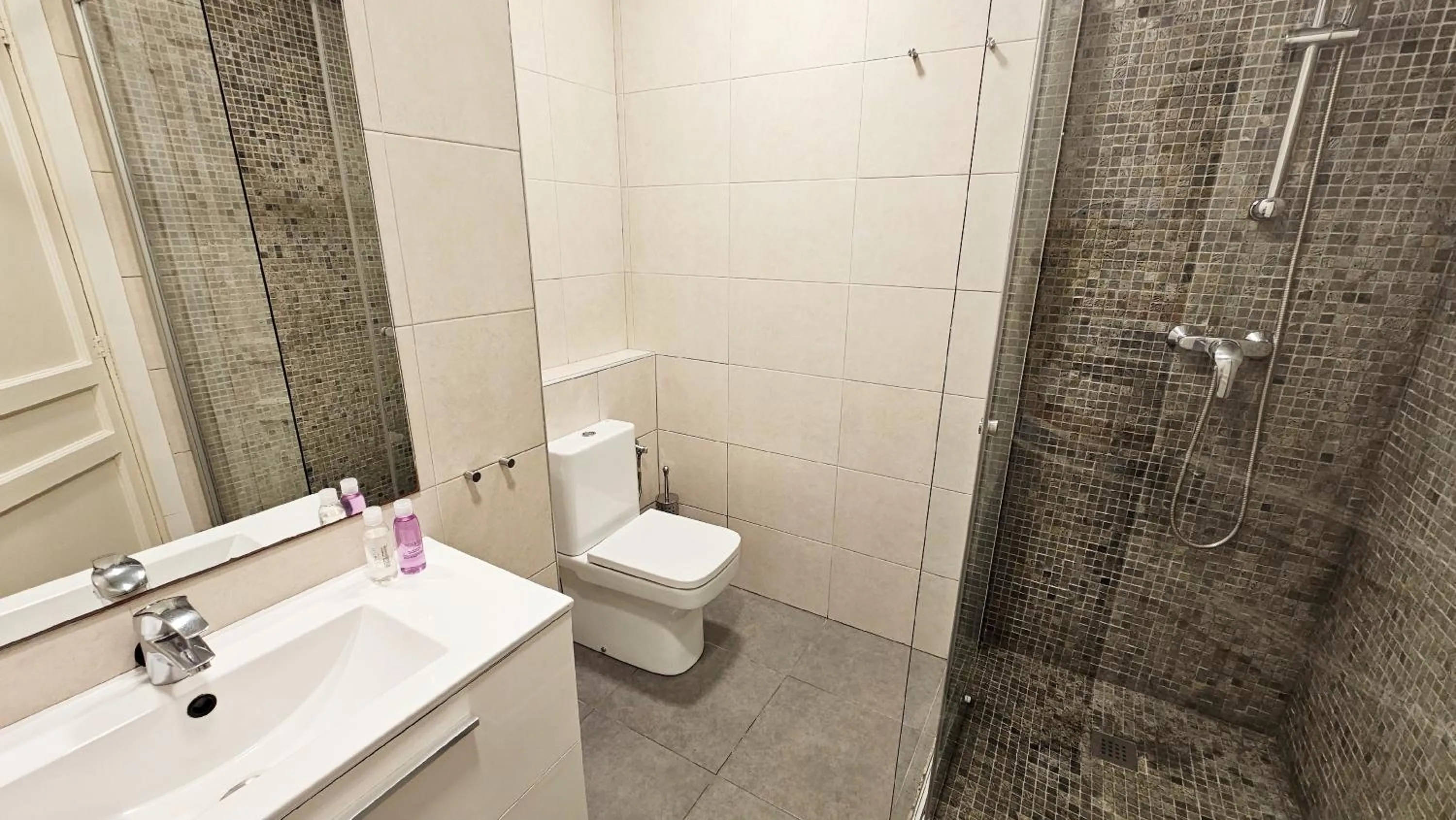 Bathroom in Click&Flat Seneca Suites