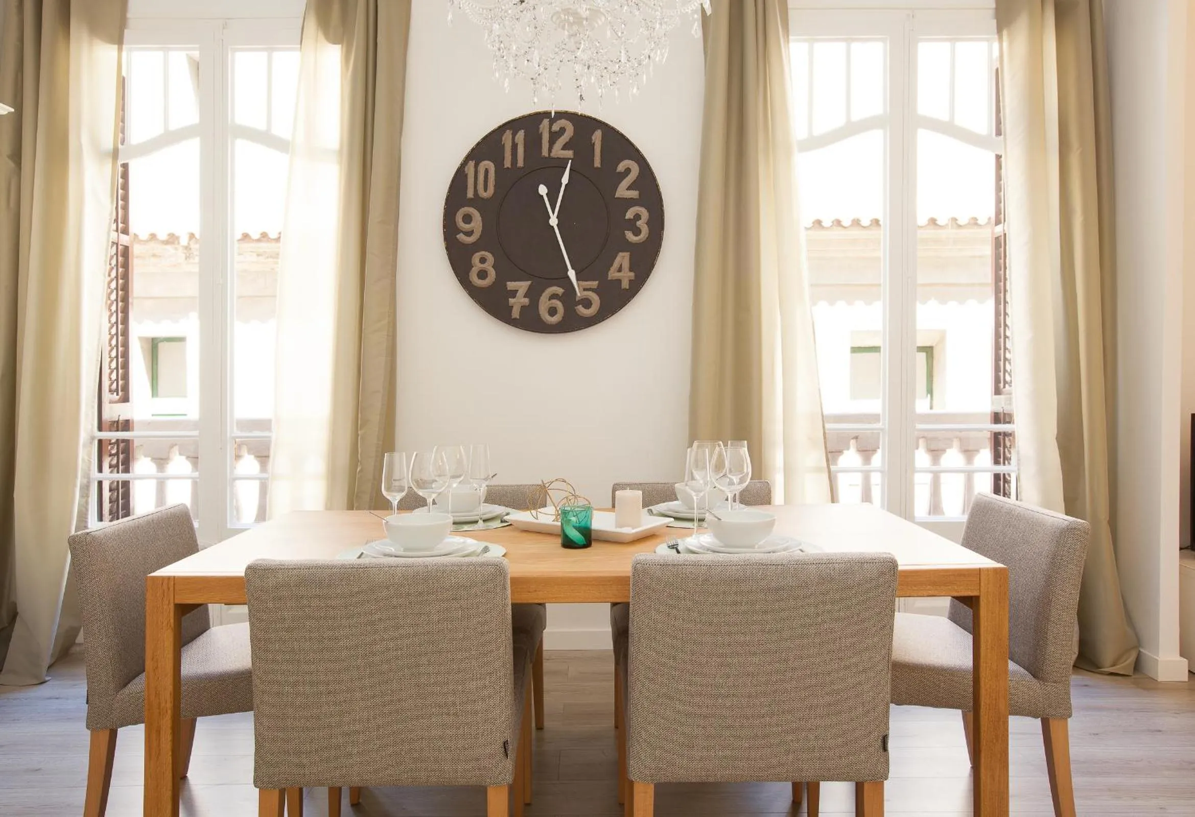 Dining area in Click&Flat Seneca Suites