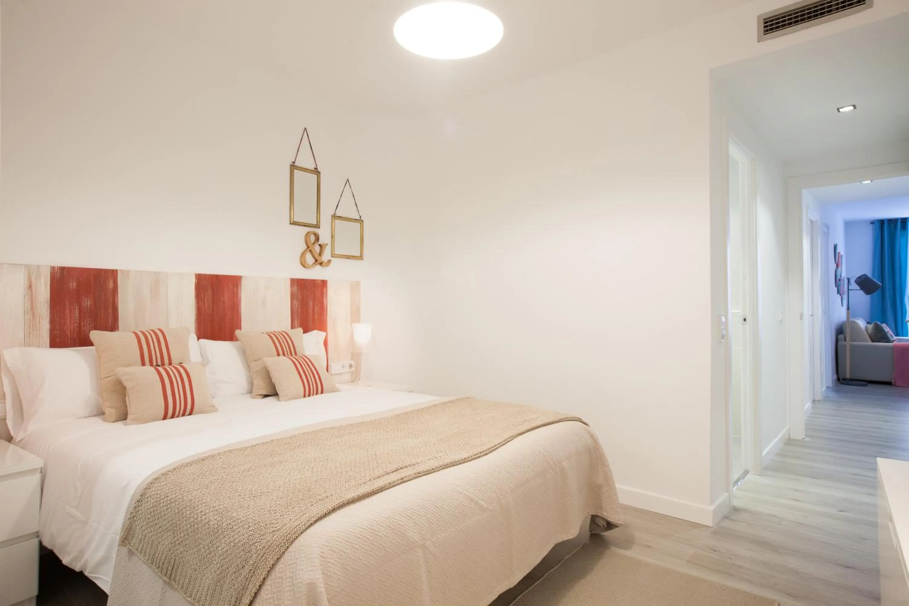 Photo of the whole room, Bed in Click&Flat Seneca Suites