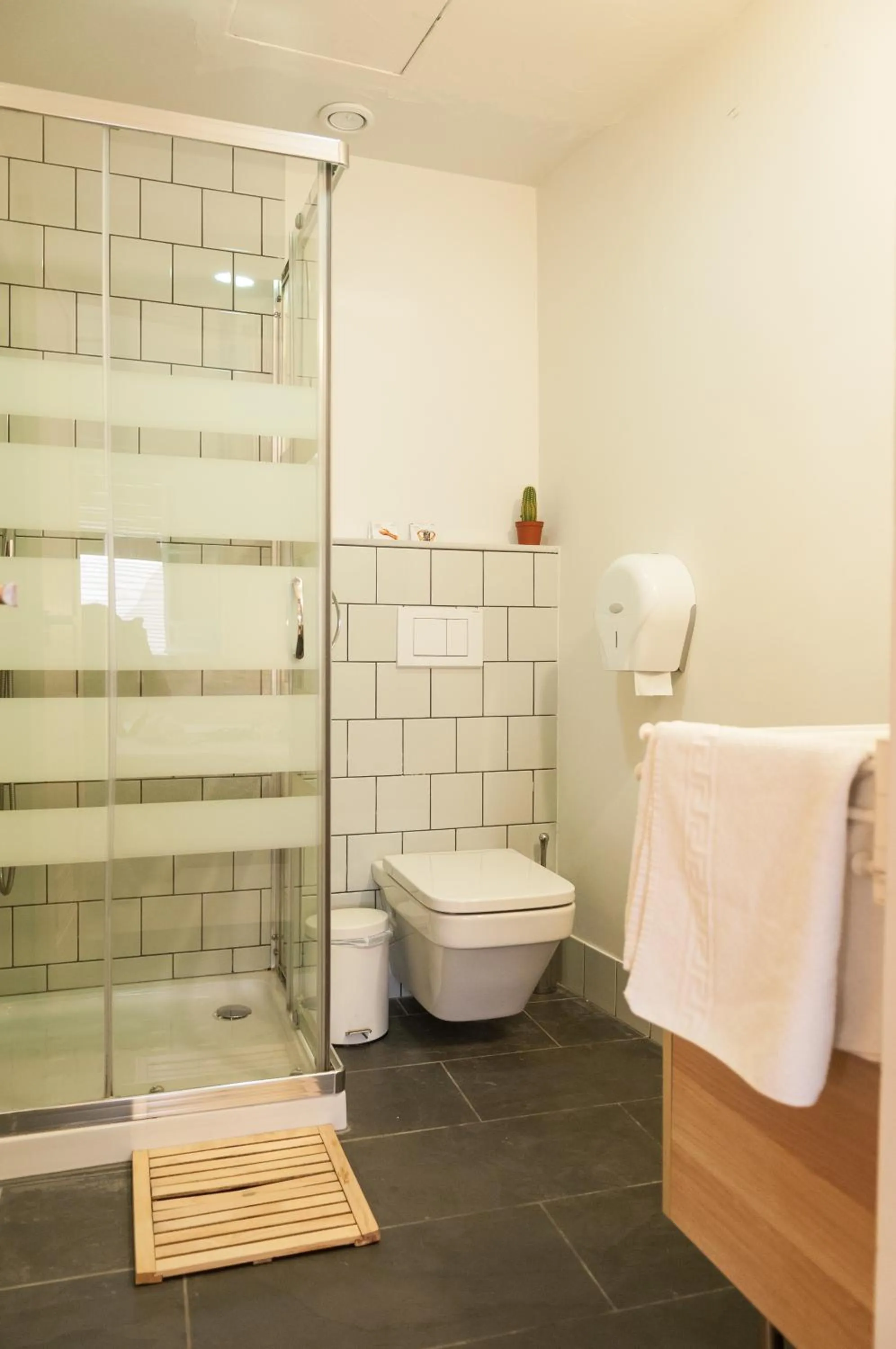 Shower in The Nomad Hostel&Pension