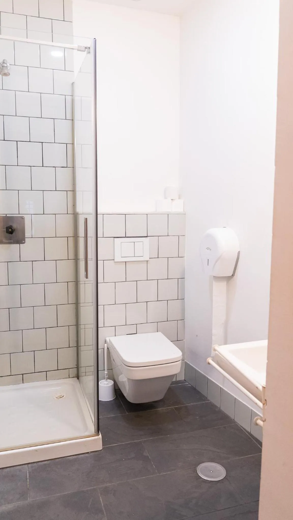 Shower in The Nomad Hostel&Pension