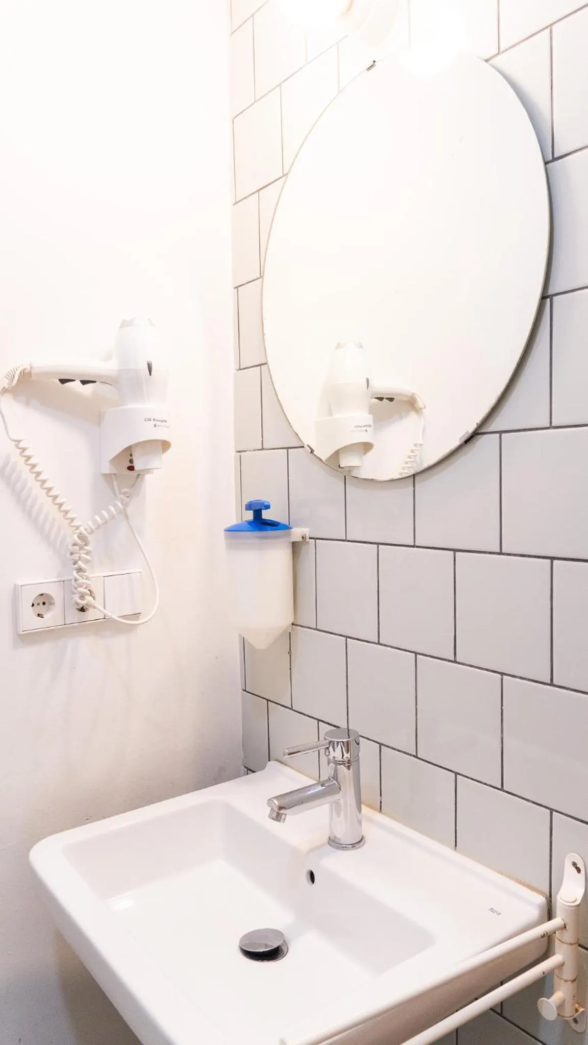 Shower in The Nomad Hostel&Pension