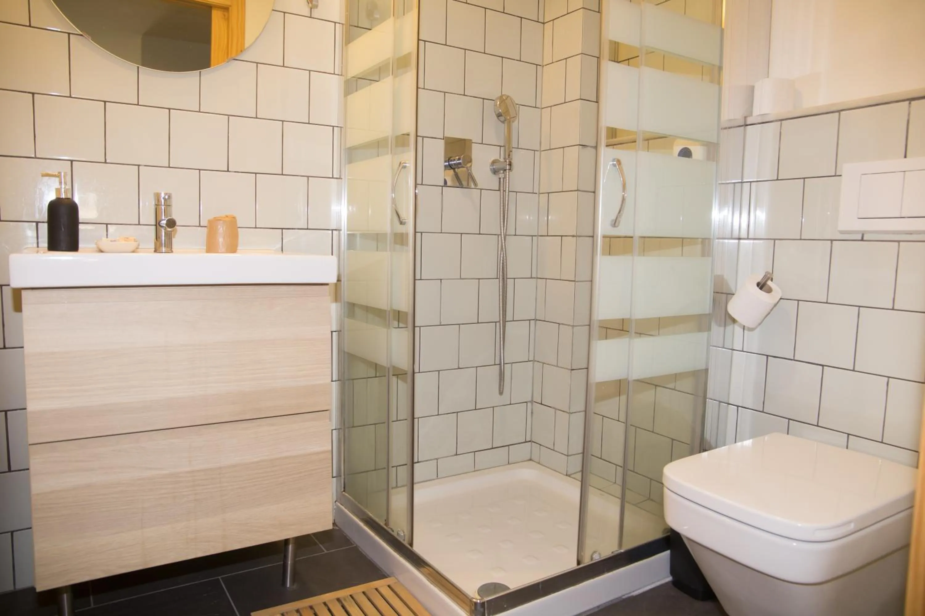 Shower in The Nomad Hostel&Pension