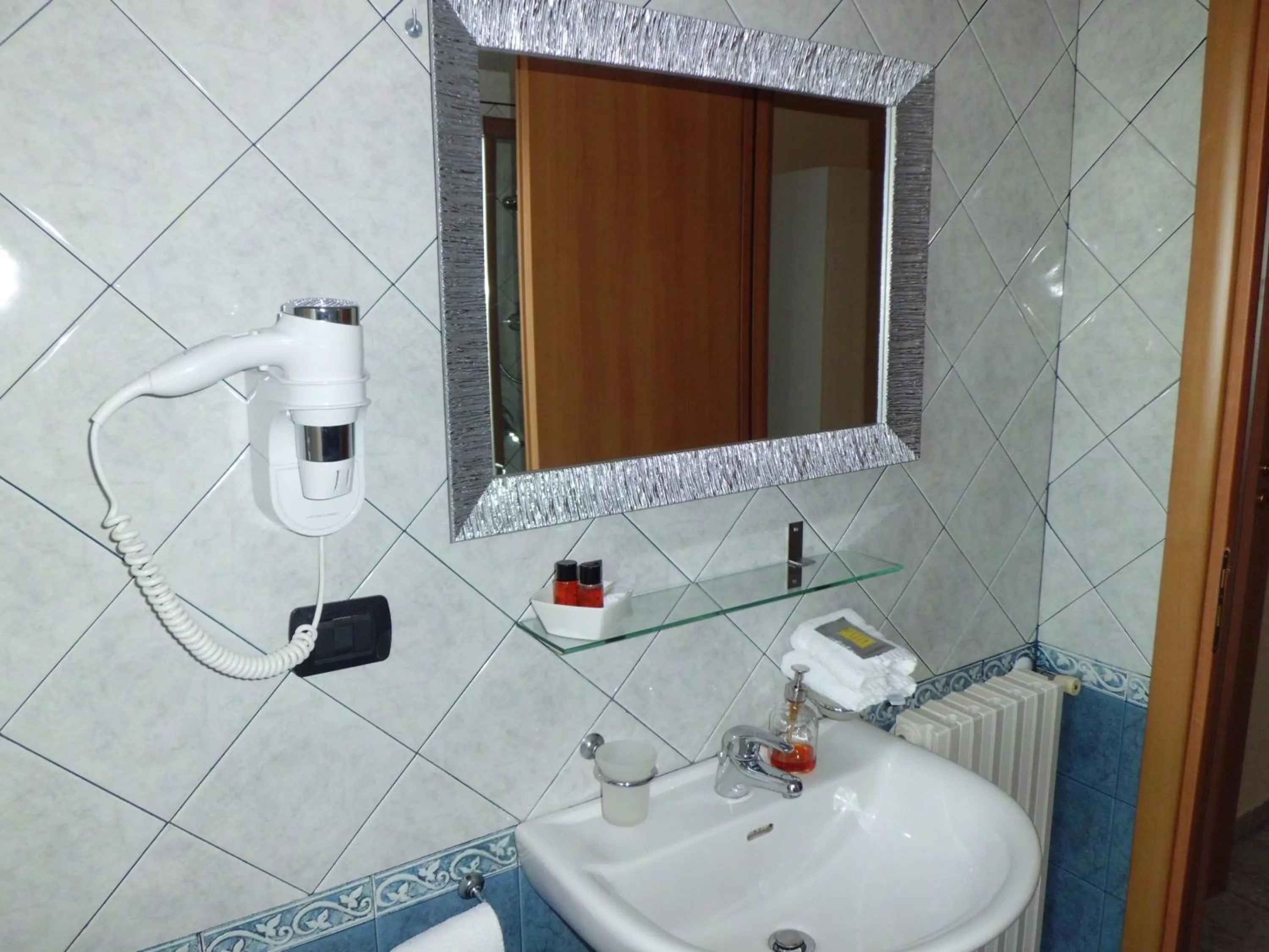 Bathroom in Quarantadue Quindici
