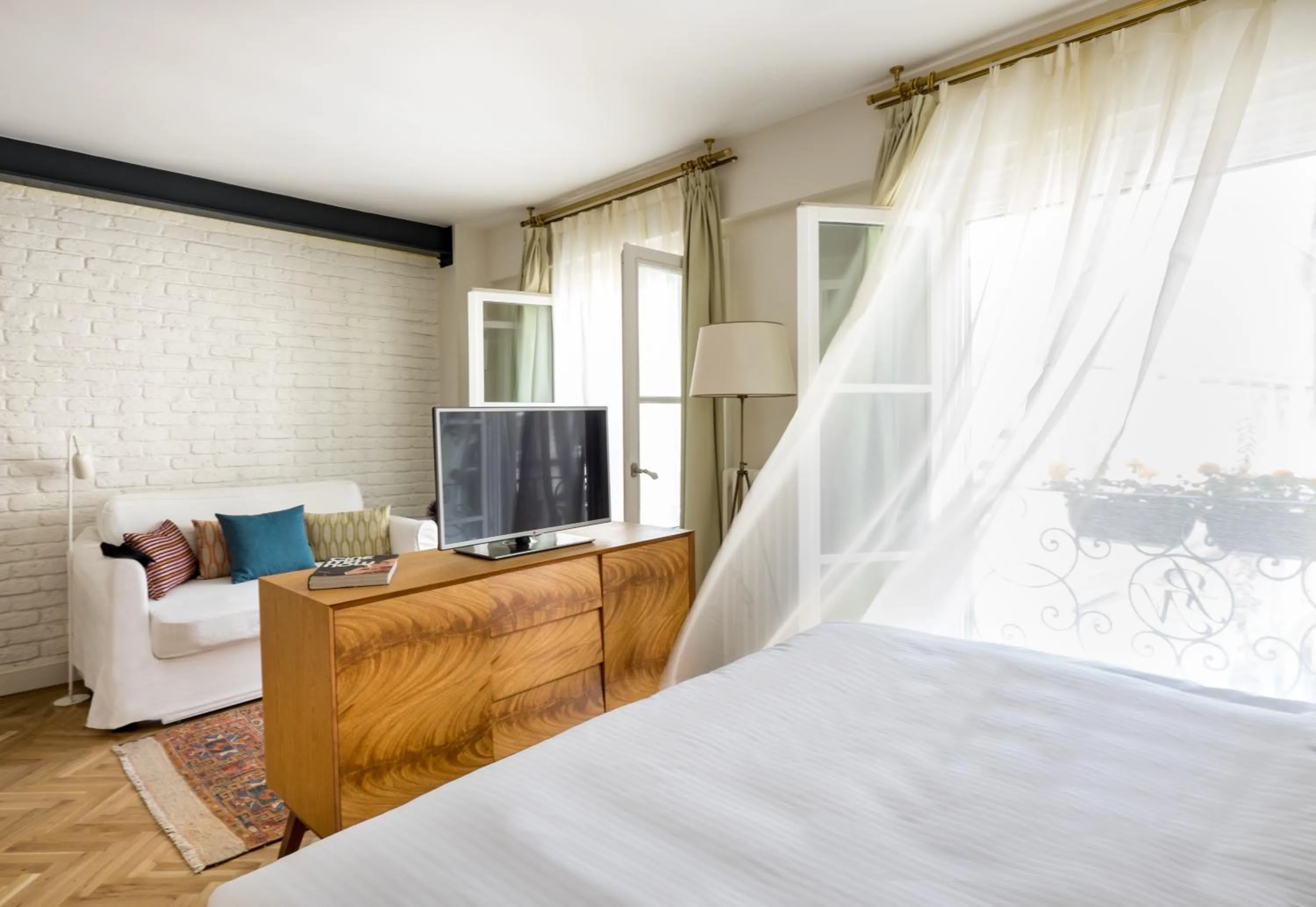 Bedroom, Bed in Pera Neuf