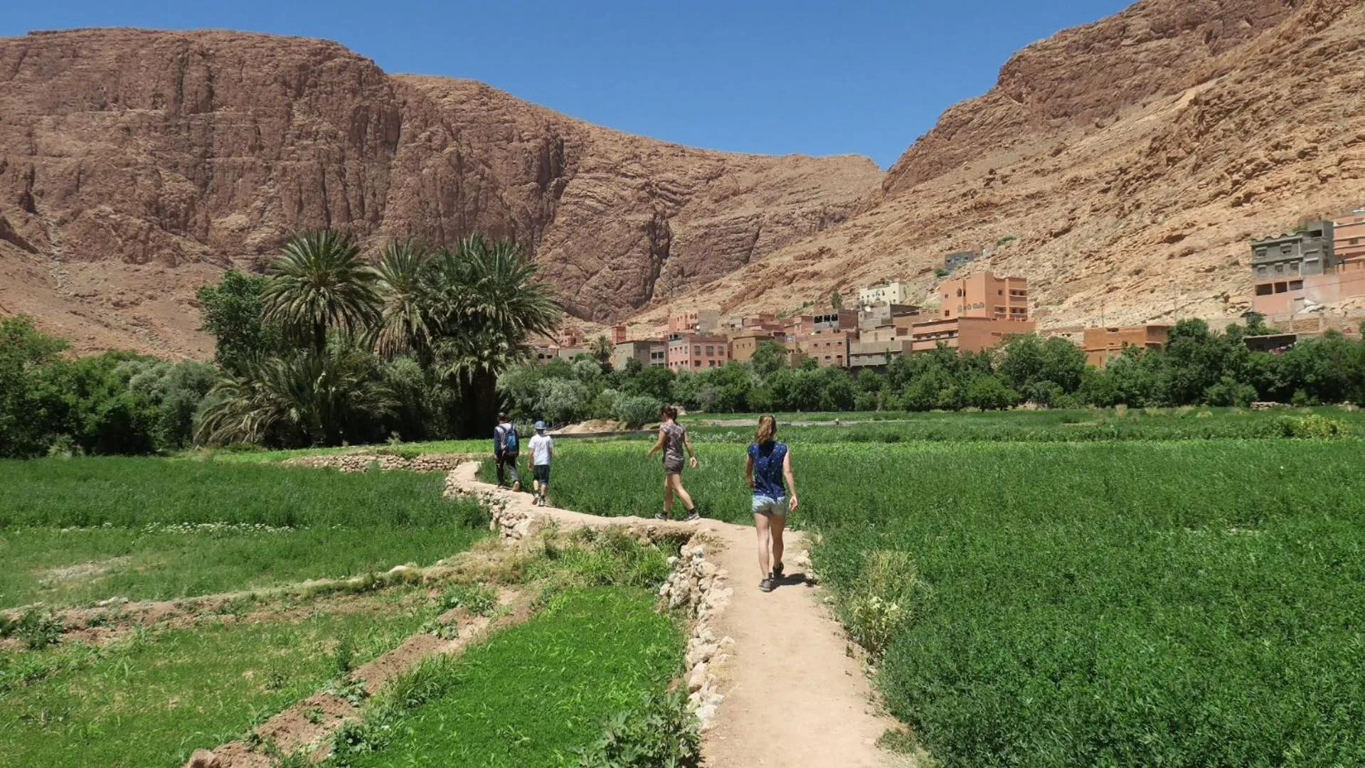 People in La Petite Gorge, Hôtel & Restaurant Todra Gorge