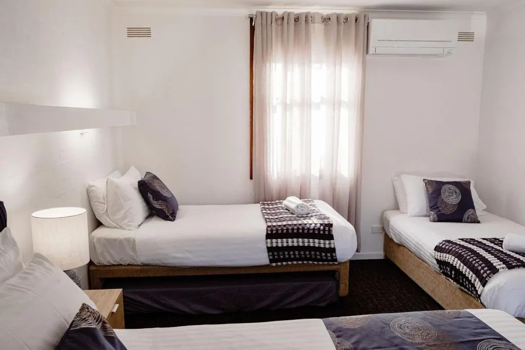 Bed in Caledonian Inn - The Stump