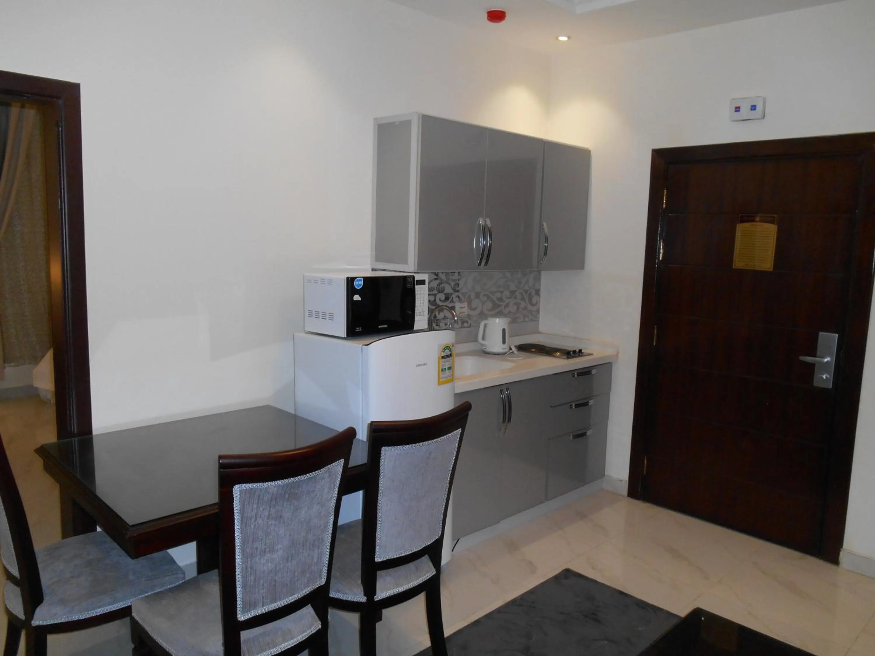 Kitchen or kitchenette in جلنار الشرق للشقق المخدومة