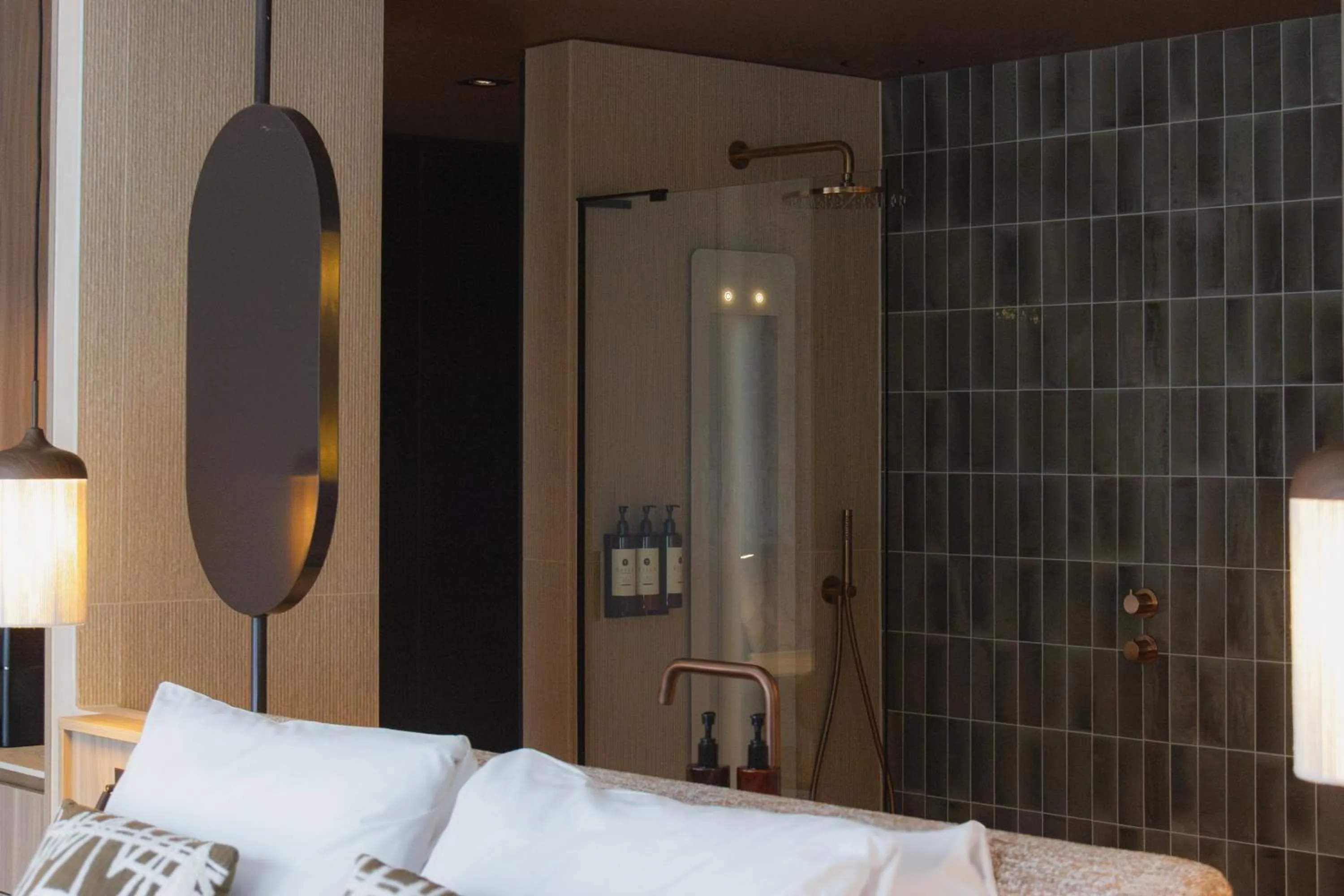 Shower, Bed in Wellnesshotel Thermae 2000