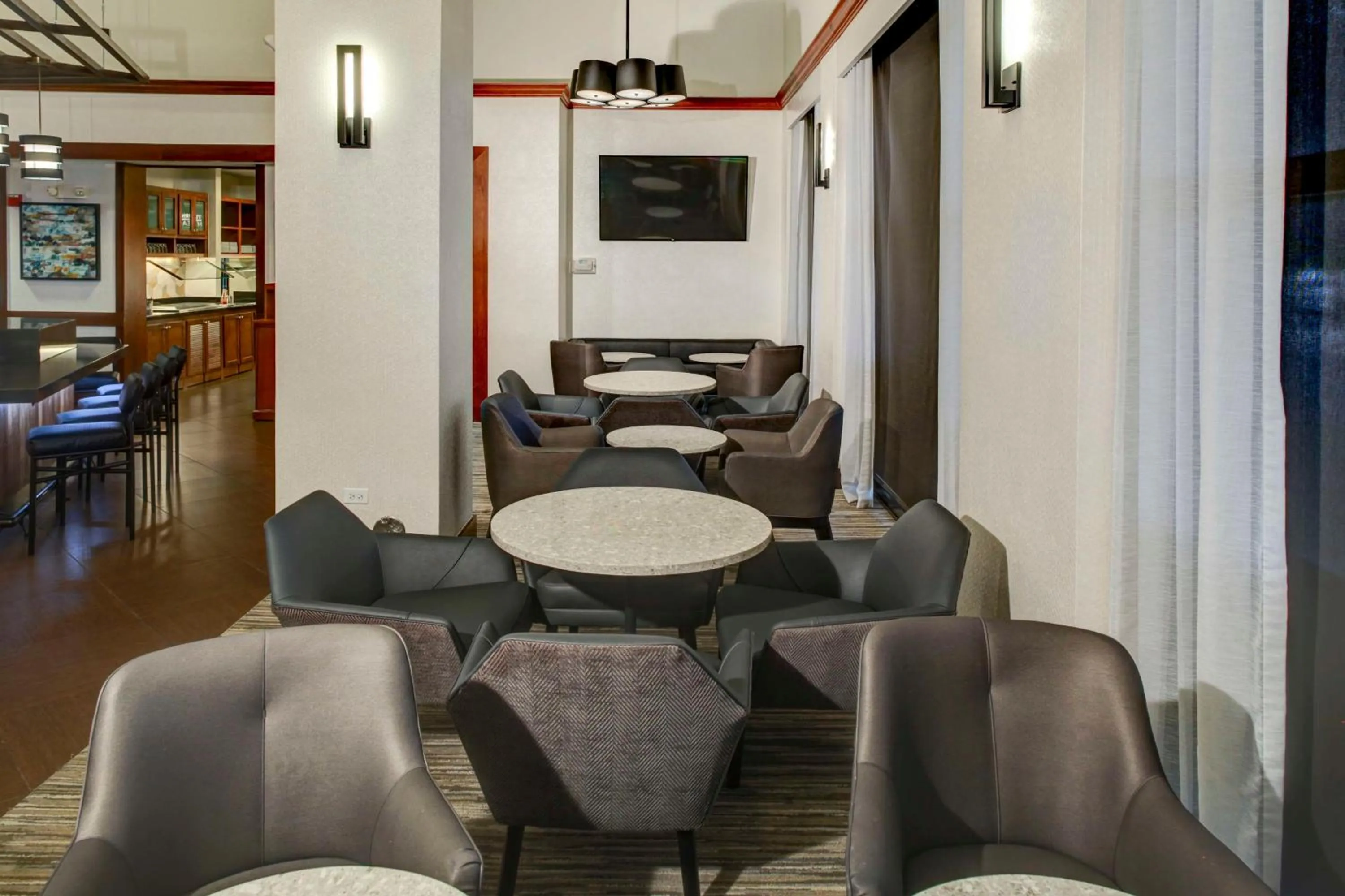 Lounge or bar in Hyatt Place Louisville-East
