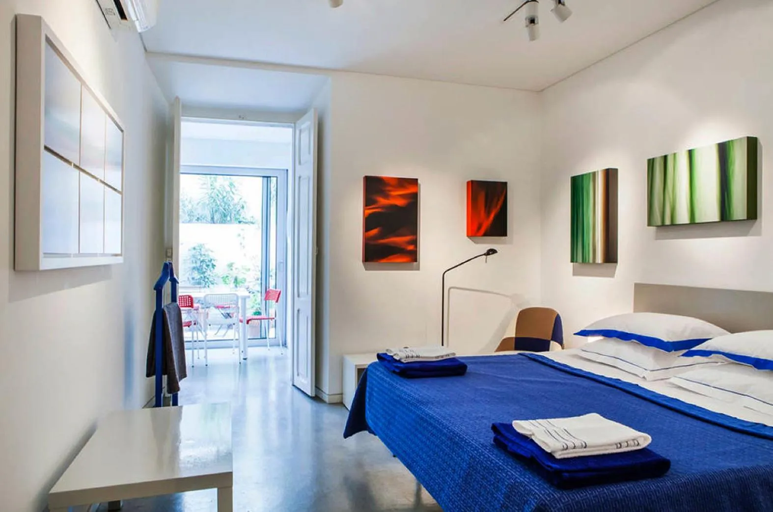 Bed in Art Gallery Apartment
