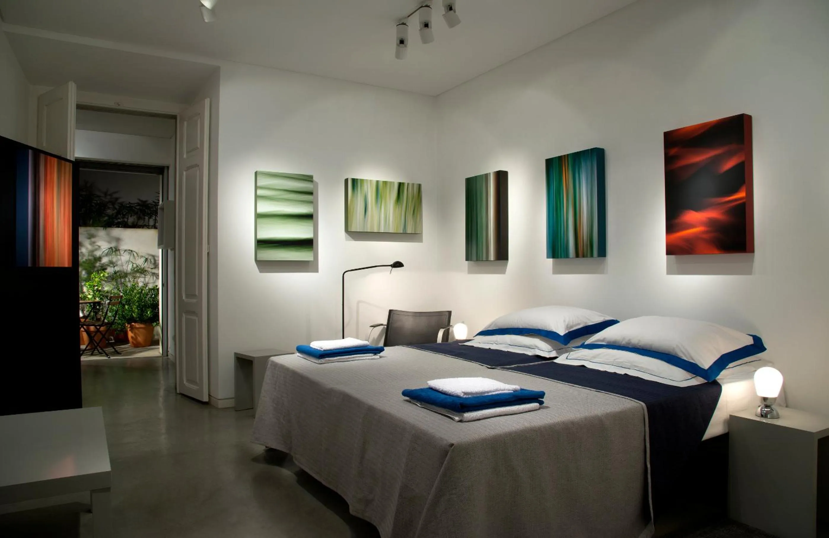 Bedroom, Bed in Art Gallery Apartment