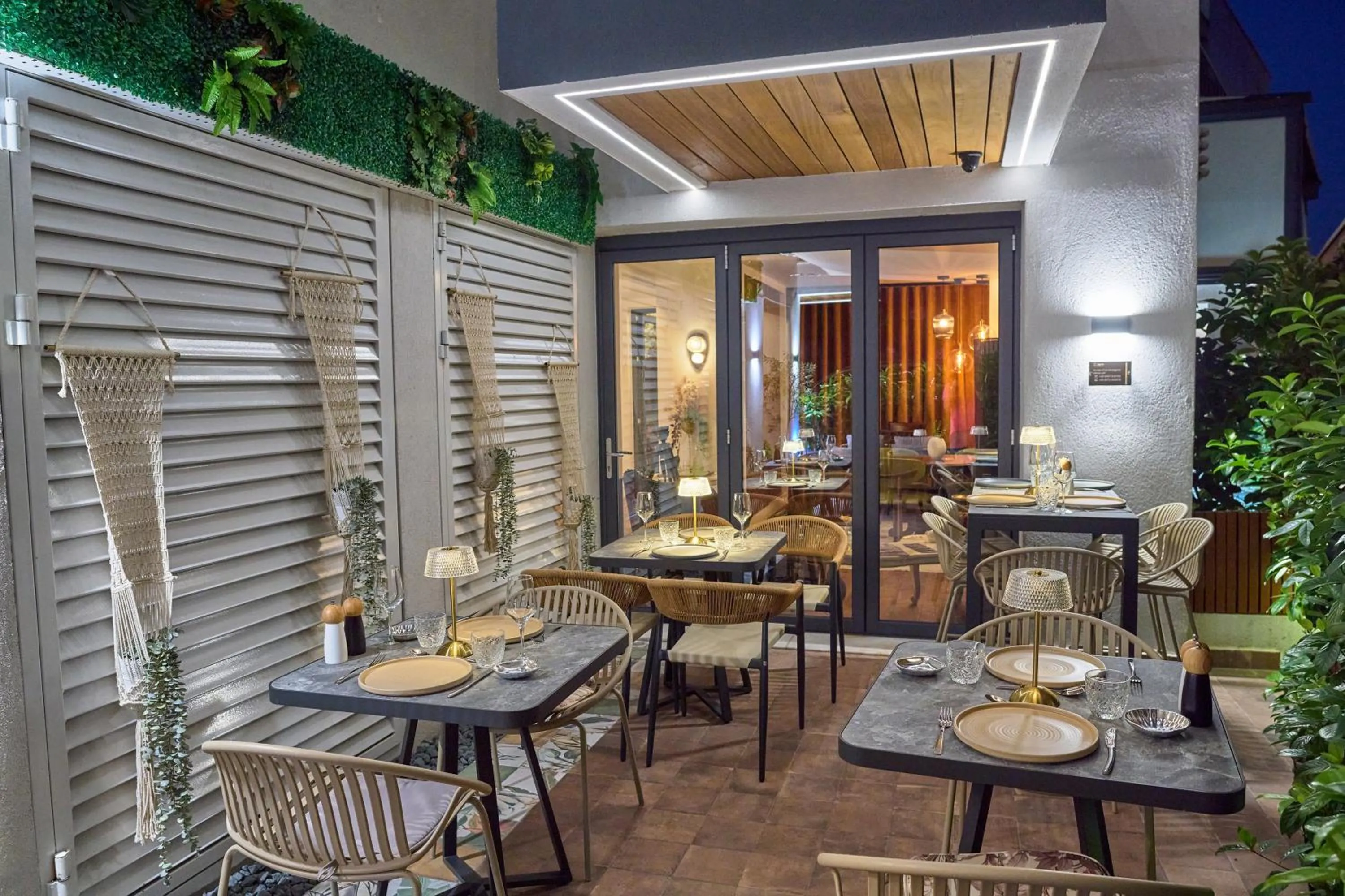 Restaurant/places to eat in SIGMA Suites Hotel