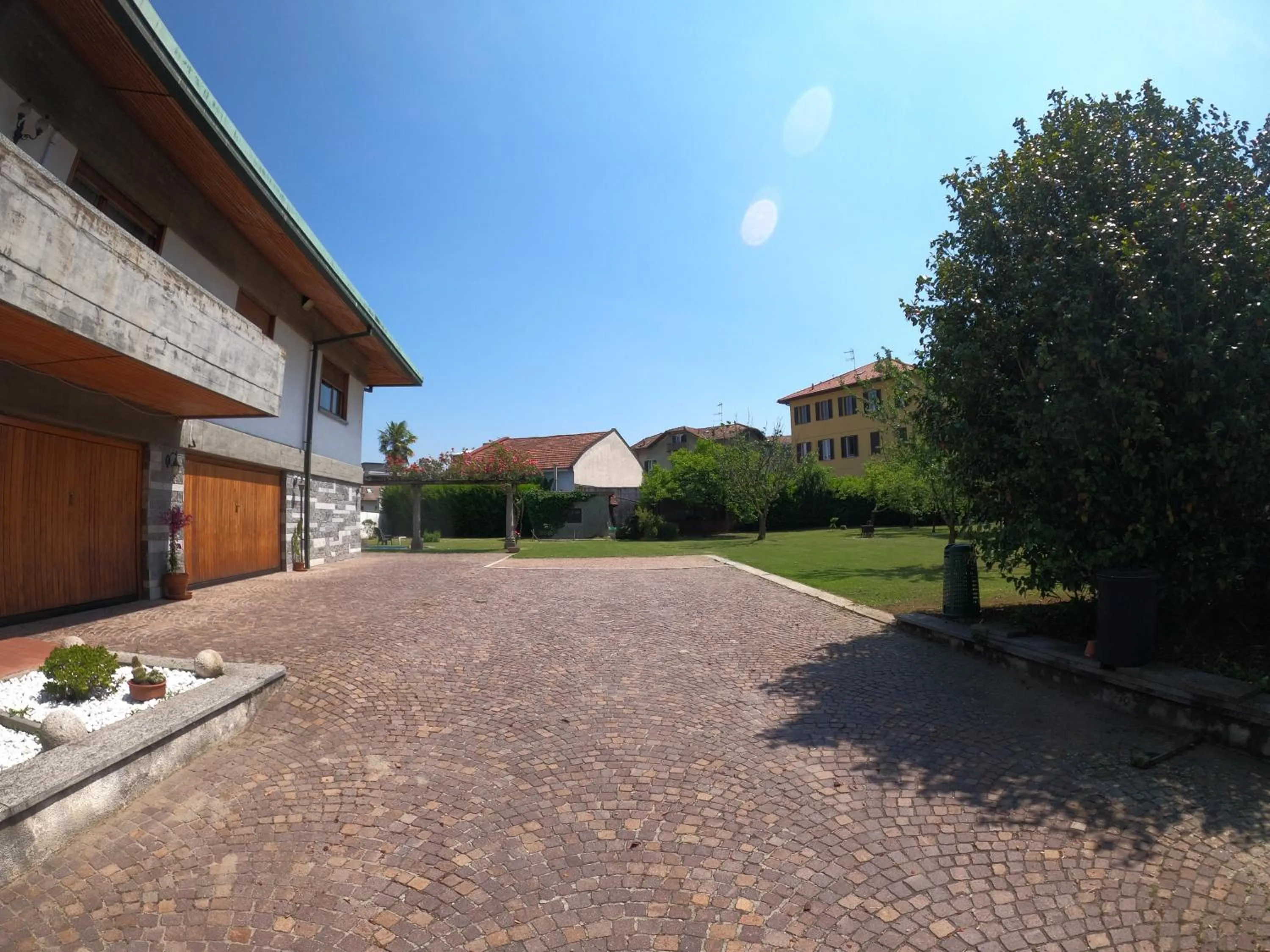 Parking in Bella Vita Guesthouse -parcheggio privato interno