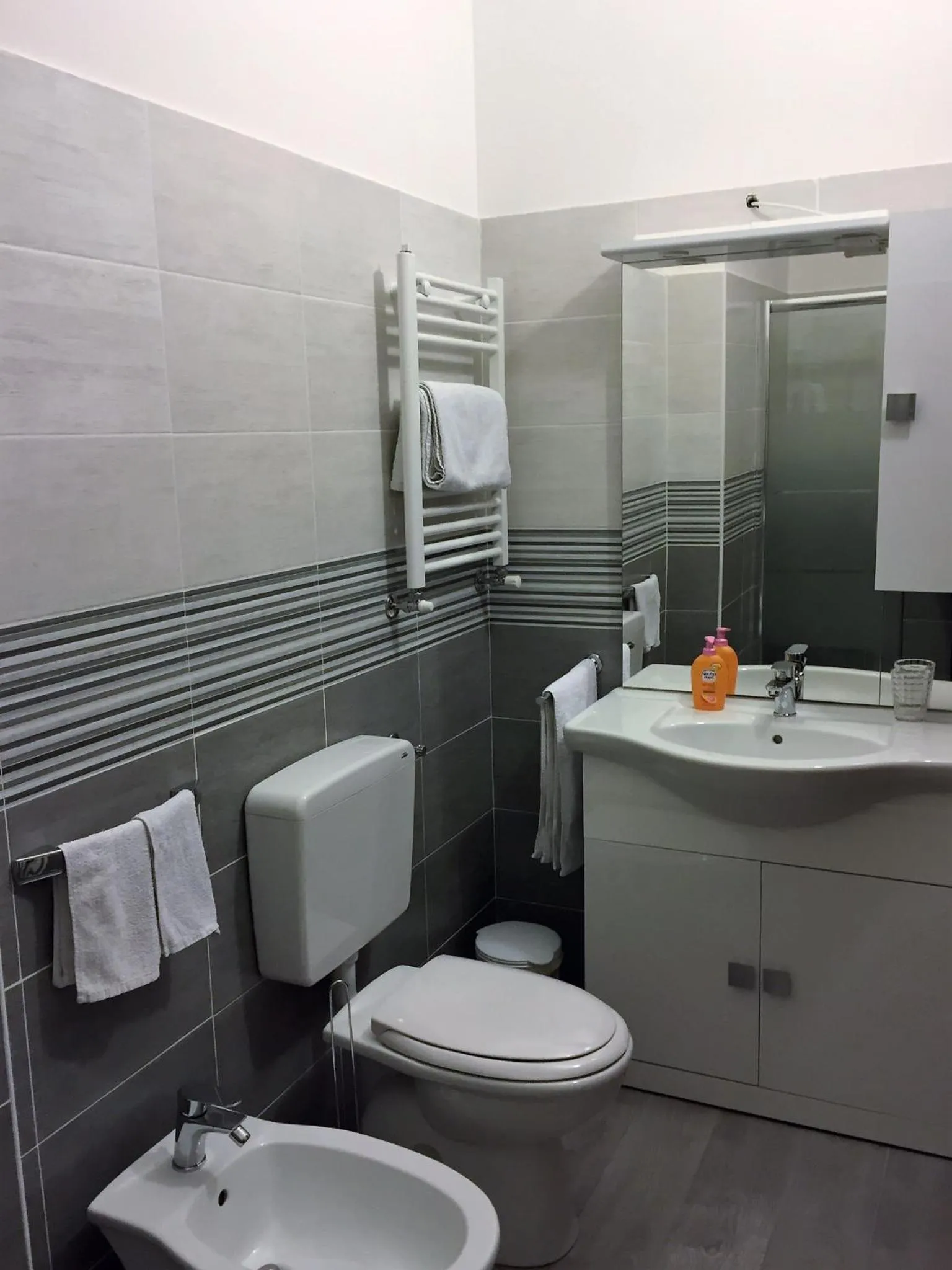 Toilet in Bella Vita Guesthouse -parcheggio privato interno