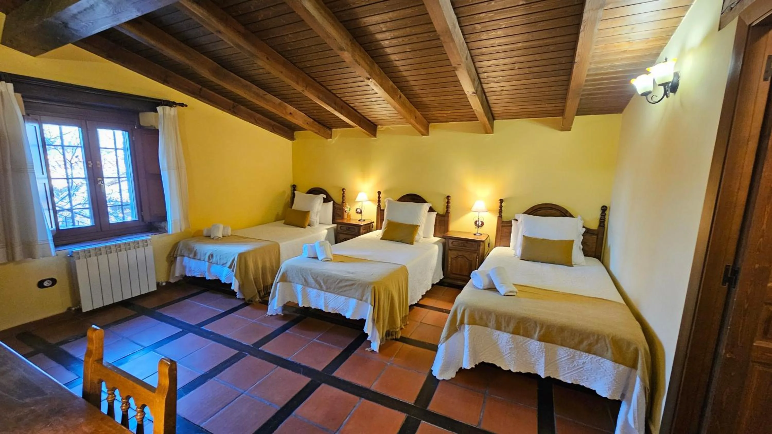 Standard Triple Room in La Clerecia de Ledesma