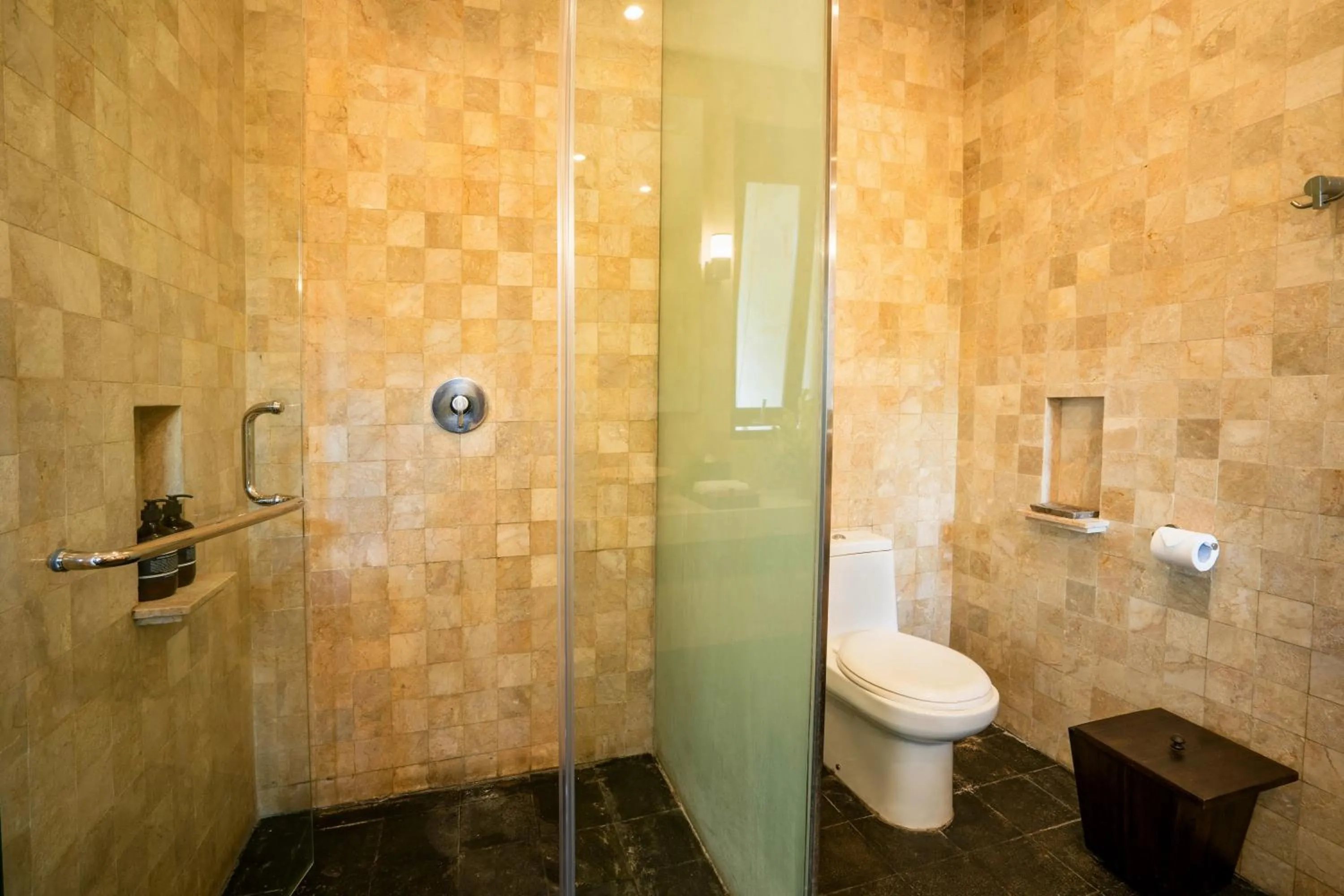 Toilet in Villa Pulung Jimbaran by Nakula