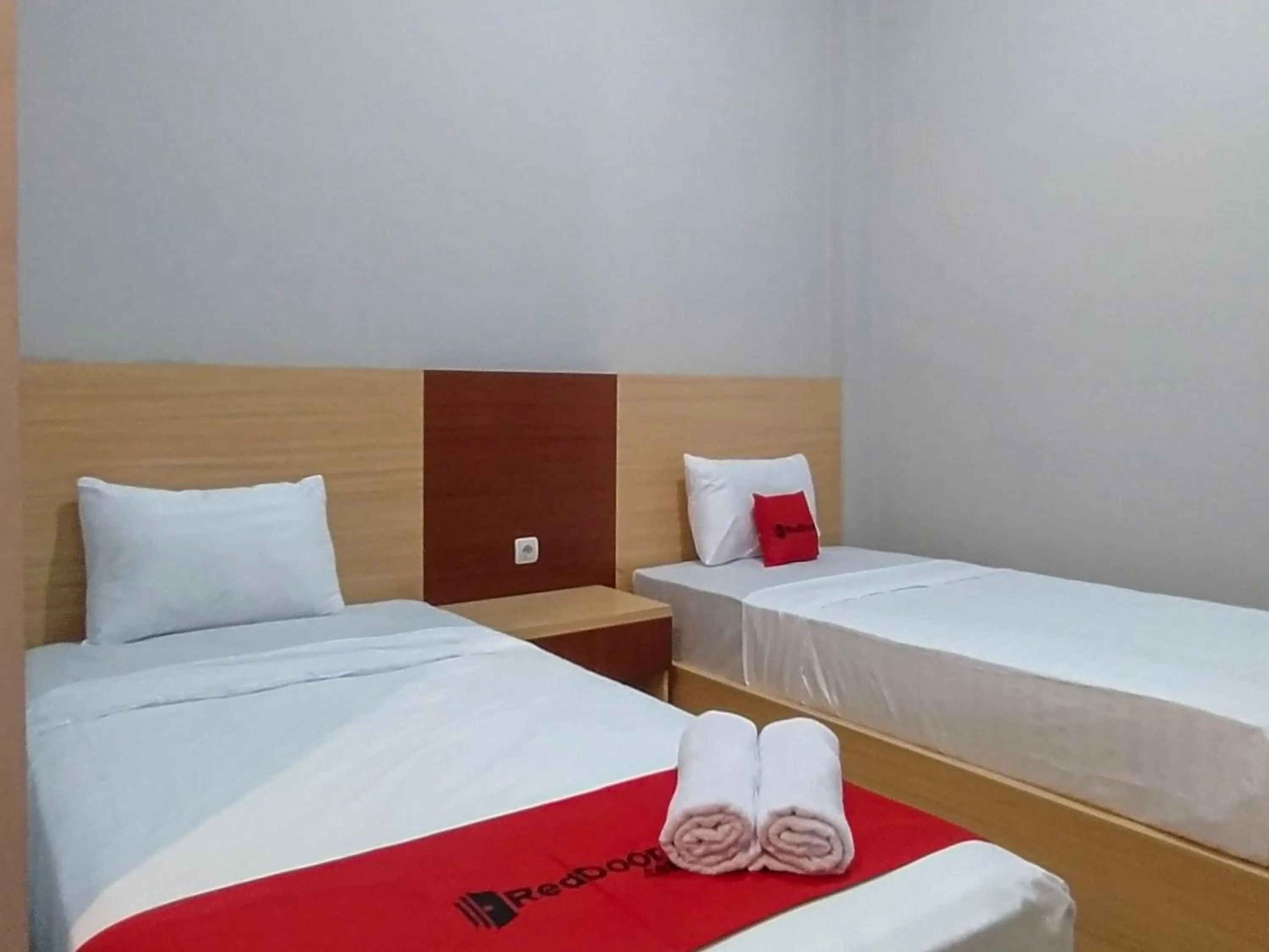 Standard Twin Room in RedDoorz Syariah near Alun Alun Tegal 2